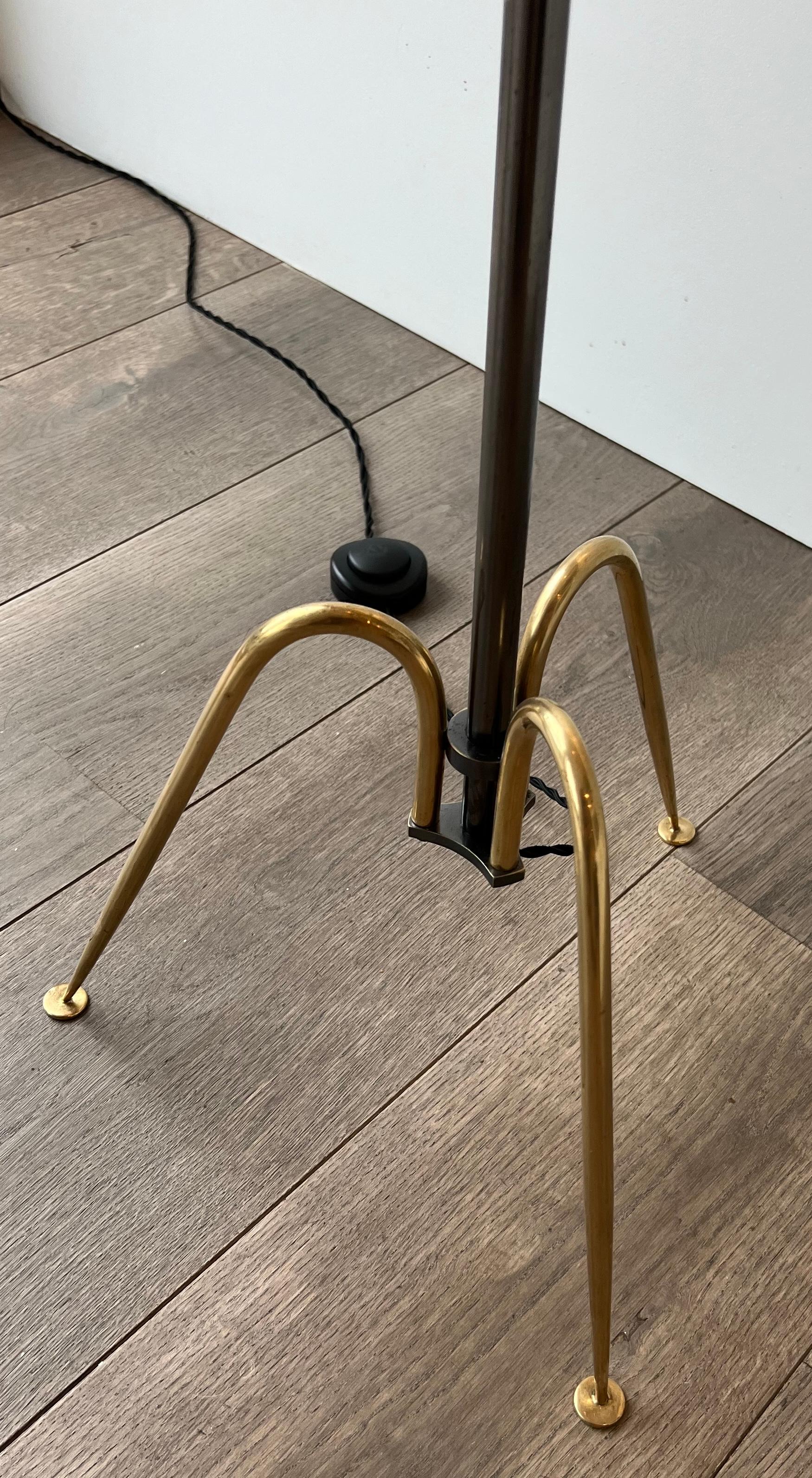 Lampada da terra in metallo e ottone di design in vendita 6