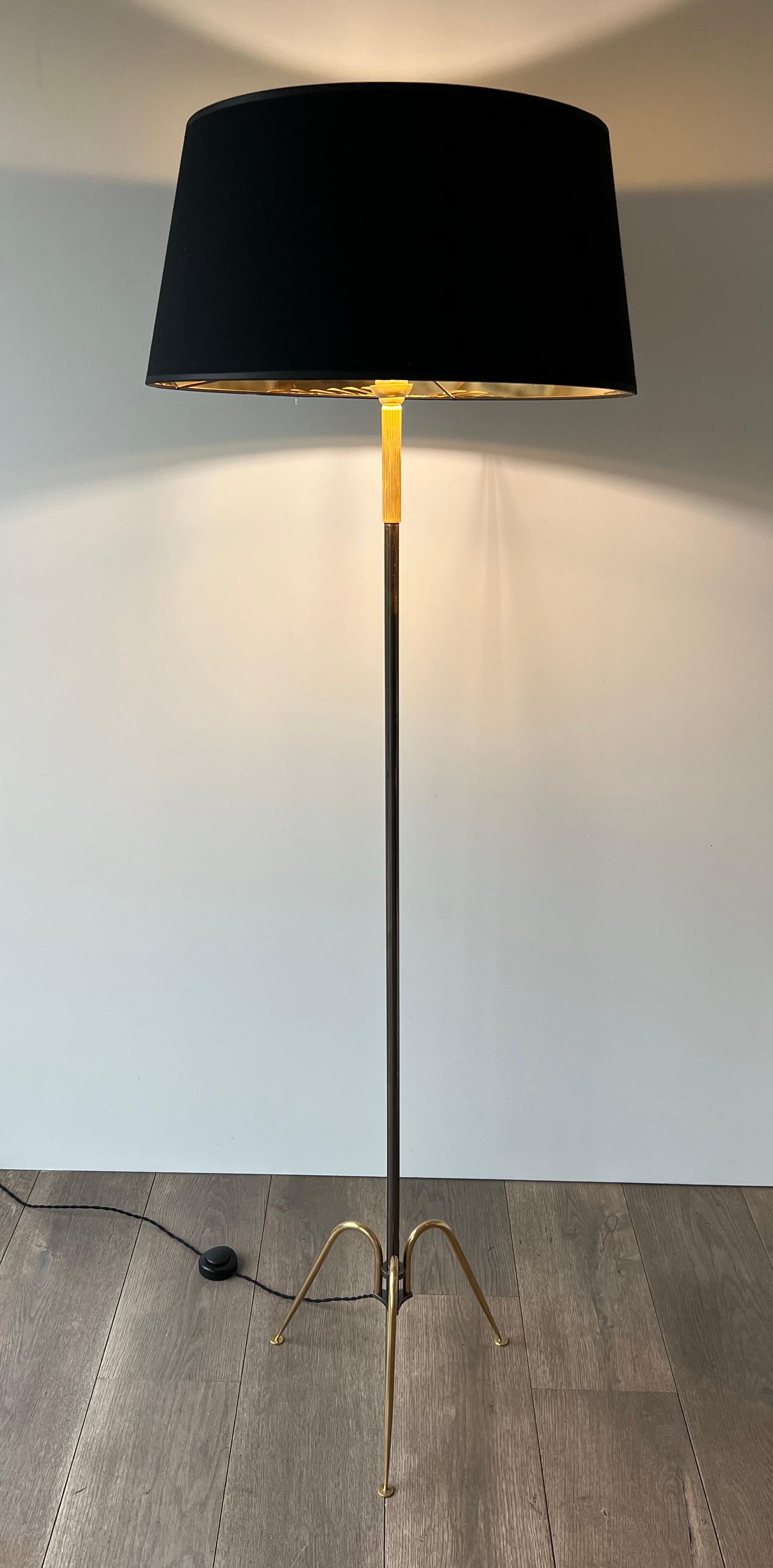 Questa lampada da terra dal design molto bello e interessante è realizzata in metallo canna di fucile e ottone. Questa è un'opera francese. Circa 1960