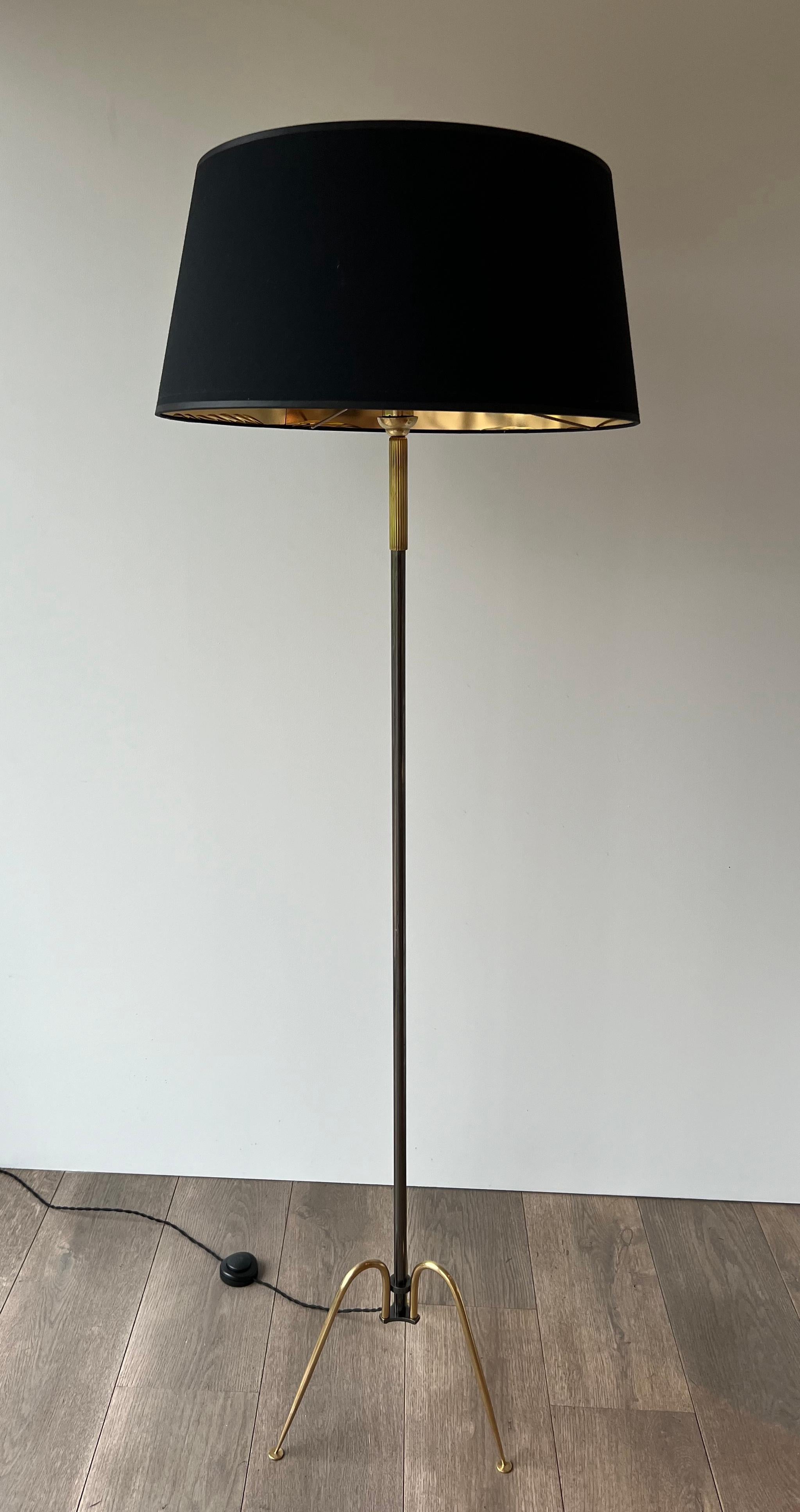 Mid-Century moderno Lampada da terra in metallo e ottone di design in vendita