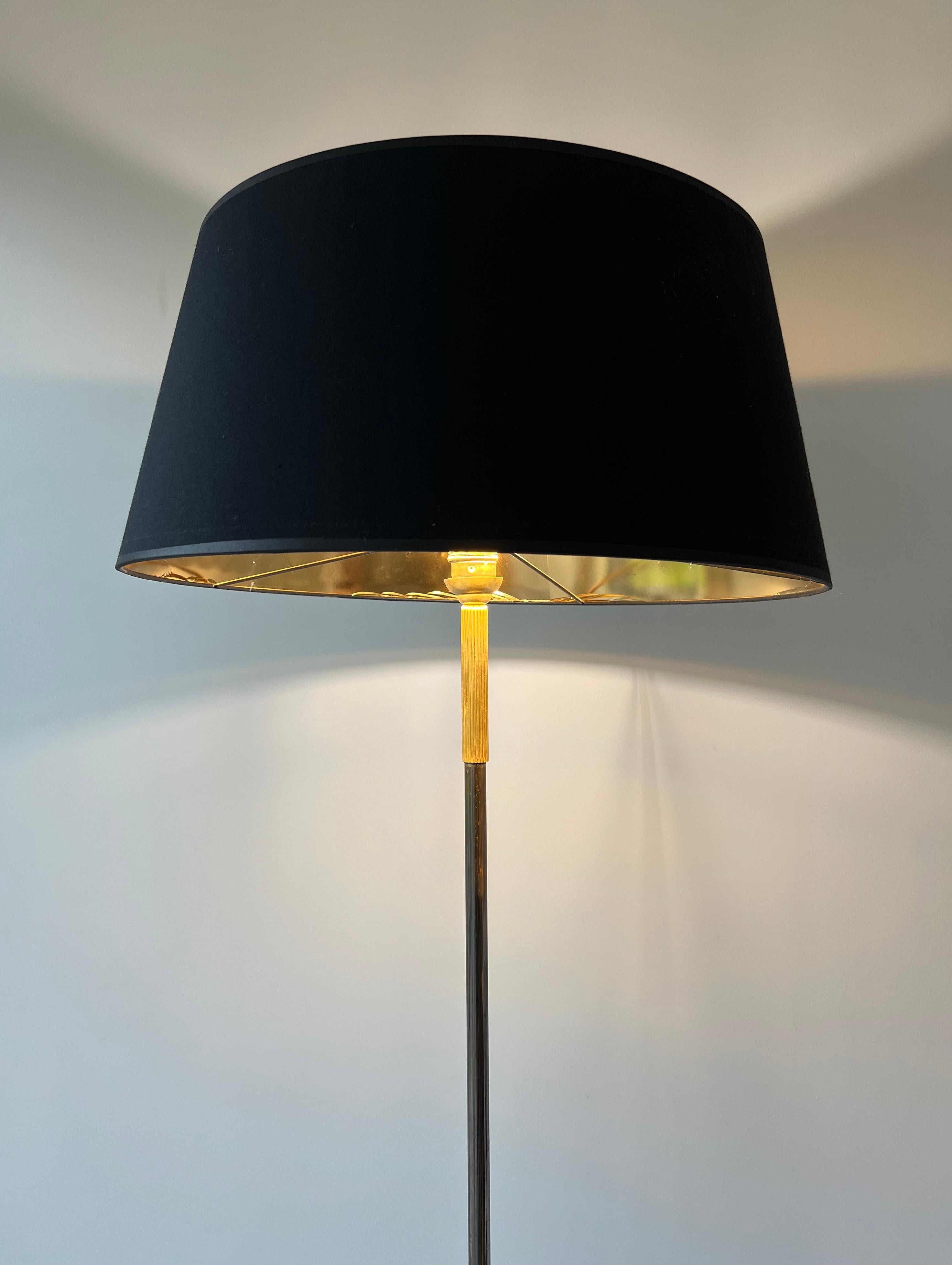 Francese Lampada da terra in metallo e ottone di design in vendita