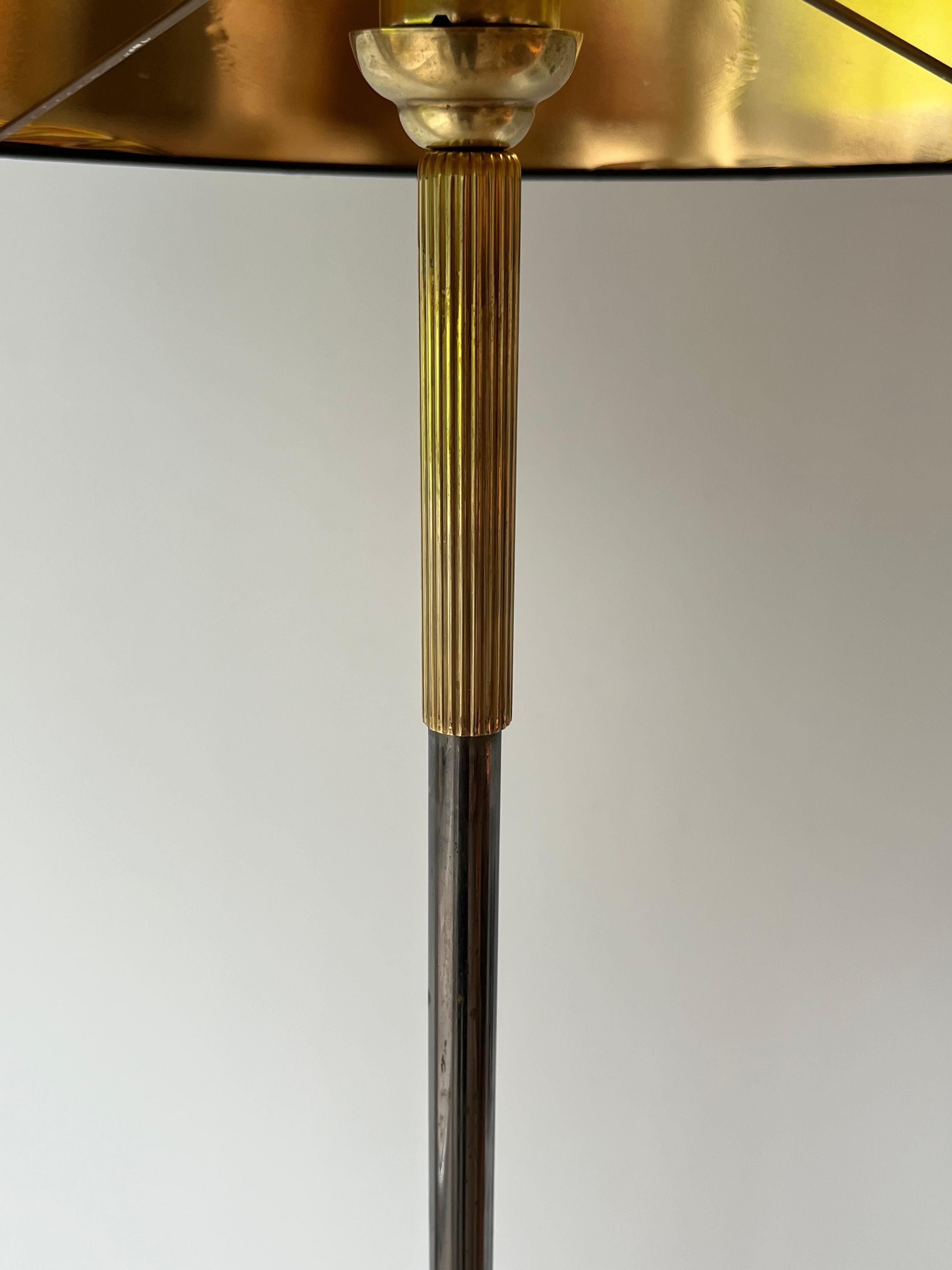 Lampada da terra in metallo e ottone di design In condizioni buone in vendita a Marcq-en-Barœul, Hauts-de-France