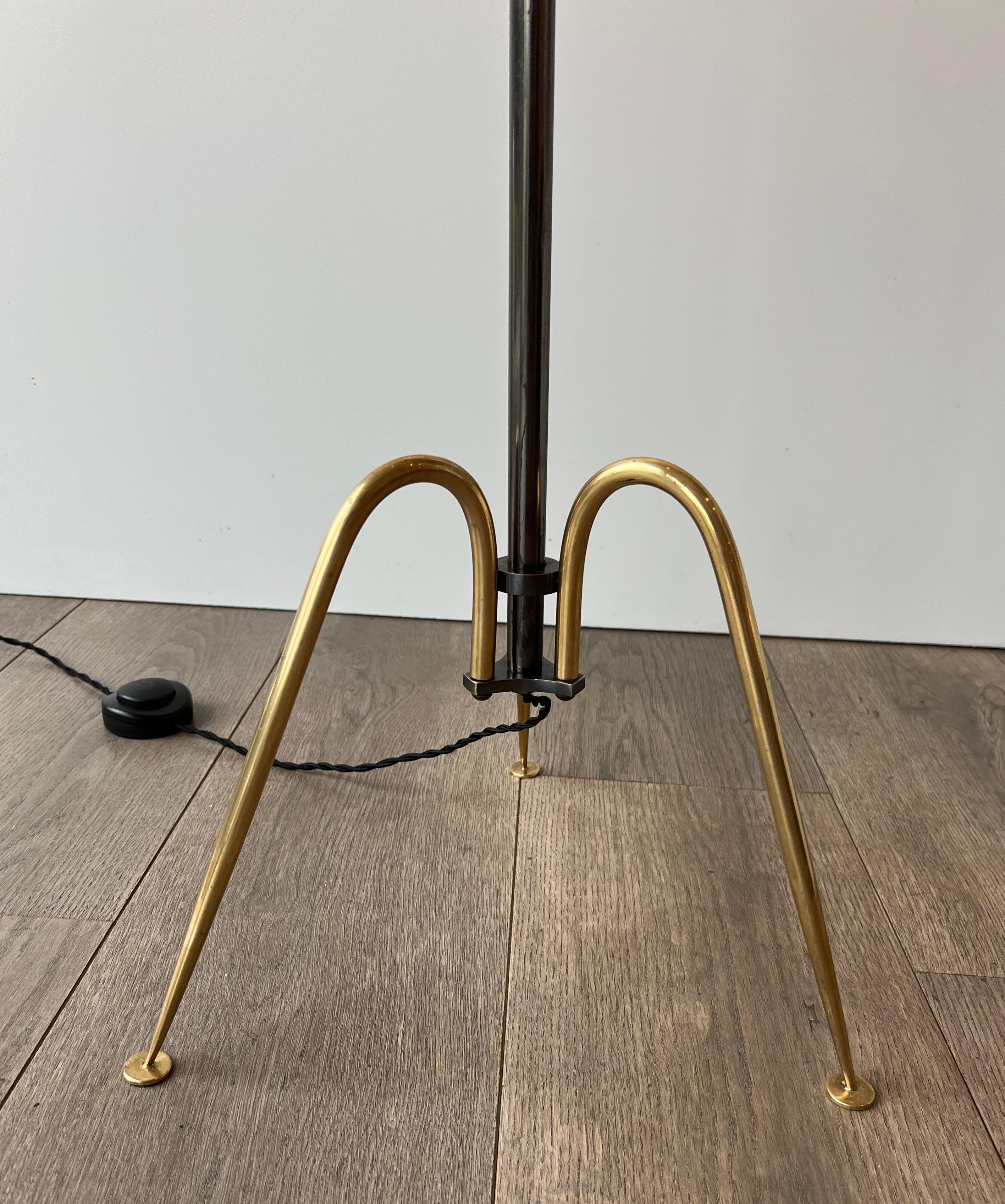 Lampada da terra in metallo e ottone di design in vendita 1