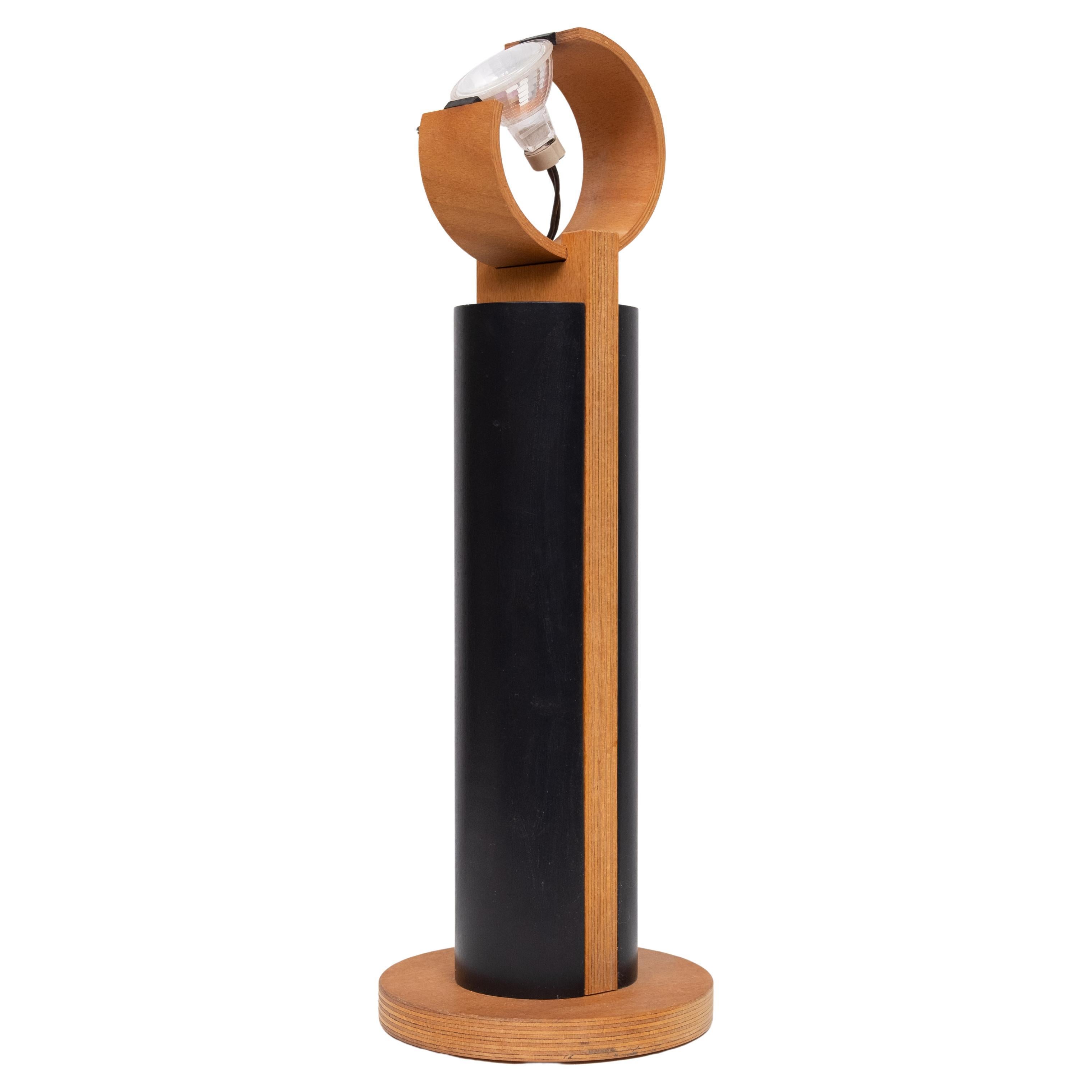 Lámpara de mesa de diseño muy bonito . Halógeno .viene con una buena 
La fuente de luz puede cambiar de dirección. 
moviendo la pantalla hacia arriba o hacia abajo . 
