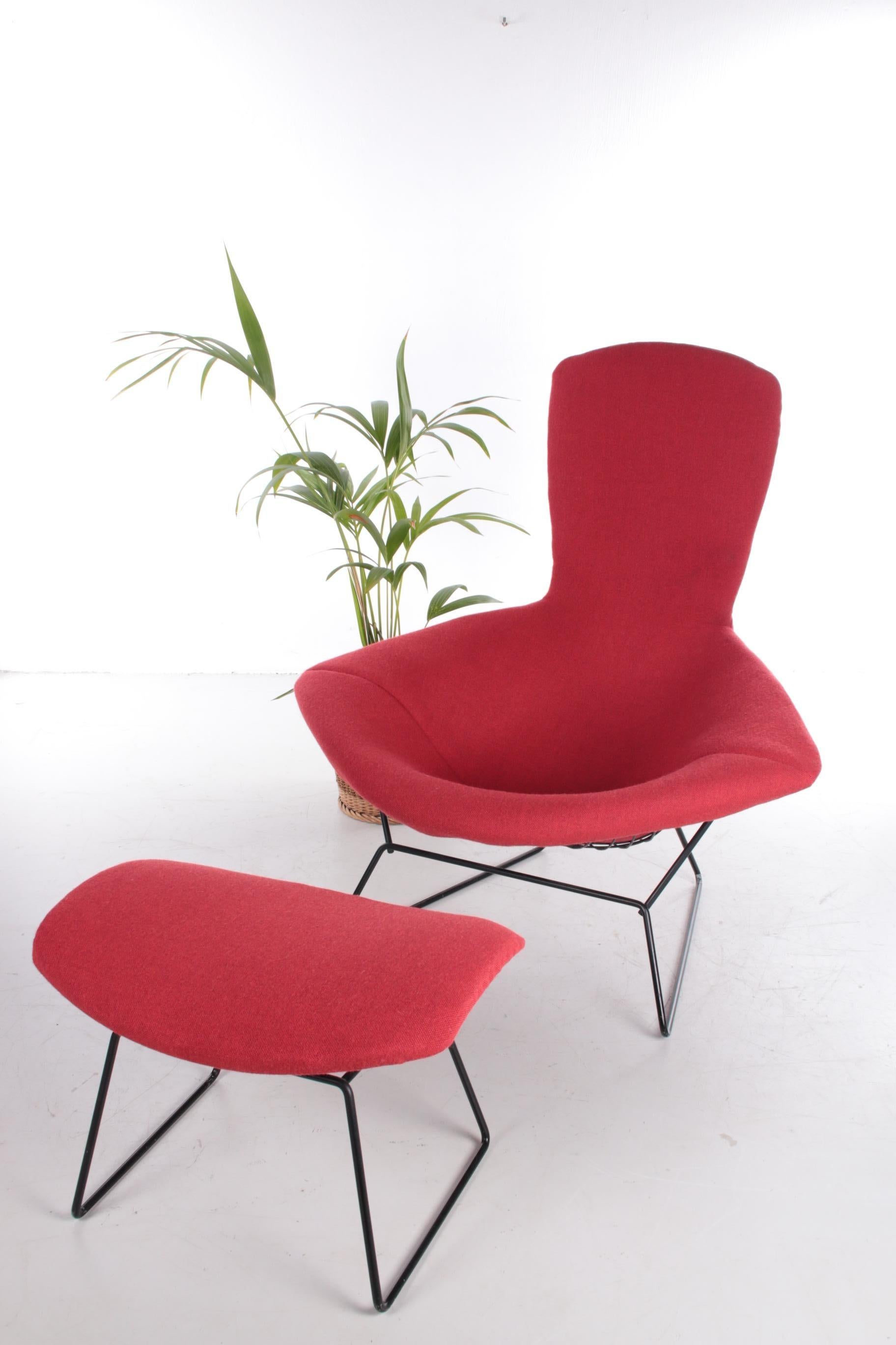 Design Harry bertoia for Knoll, Model Bird armchair with ottoman, 1970s

Harry Bertoia for Knoll. Vogel armchair and ottoman in black lacquered steel wires that form grids, the upholstery is completely new made by a very good design