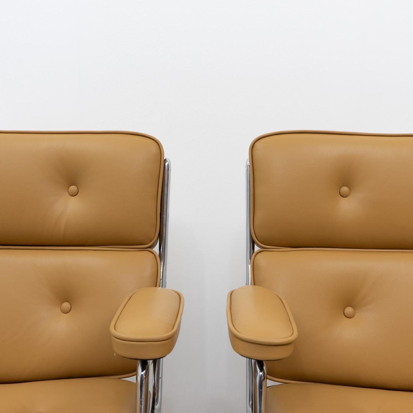 Design-Ikone des Designs: Eames ES105 Lobby-Stühle - Herman Miller für Vitra, 2er-Set im Angebot 1