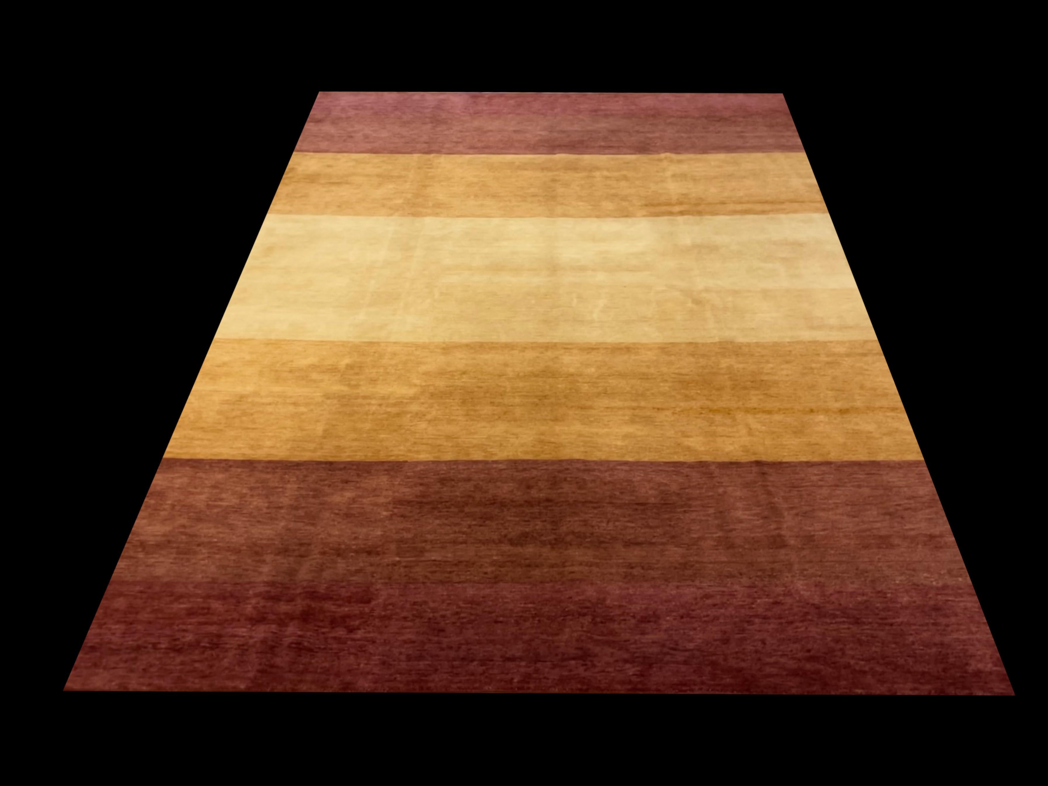 Dieser Design Teppich ist aus unserer Master-Loom Kollektion. Das Format ist 250cm x 350cm, handgeknüpft und besteht aus hochwertiger Wolle, mit natürlichen Glanz modernen Farbtönen. Dieser abstrakte Teppich ist auch auf Bestellung in anderen Größen