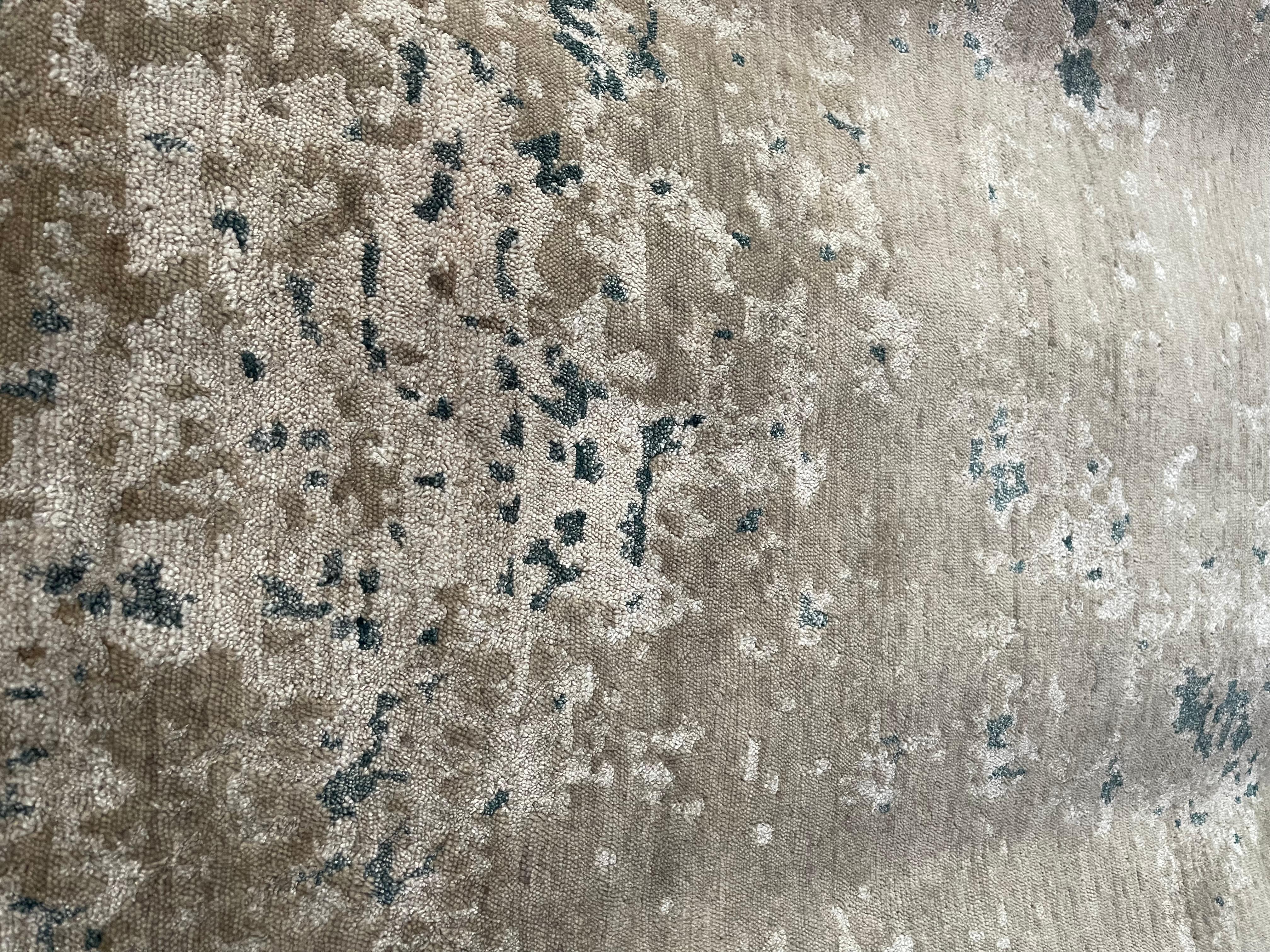 Dieser Teppich ist aus unserer Master-Loom Kollektion. Das Format ist 170cm x 240cm, handgeknüpft und besteht aus einer einzigartigen Mischung aus hochwertiger Wolle und Bambus-Seide, deren natürlicher Glanz moderne Farbtöne in silbergrau, beige,