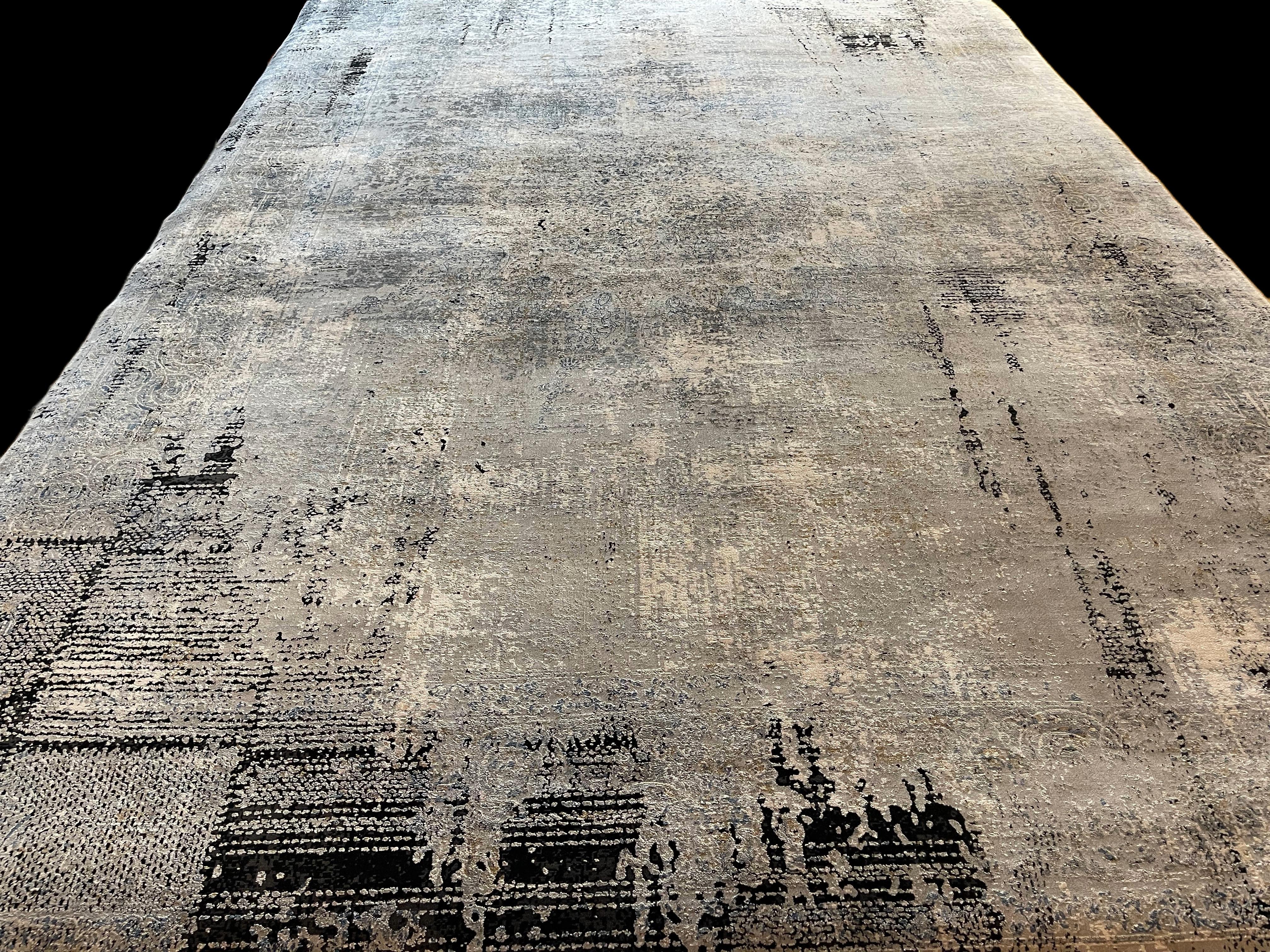 Aus unserer Masterloom Kollektion ist dieser moderne Teppich maschienengewebt, in höchster Qualität und aus Bambus-Seide. Das Relief geschnittene Muster verleiht dem Teppich eine außerordentliche Textur und Eleganz. Die hohe Webdichte ( 2 Mio.