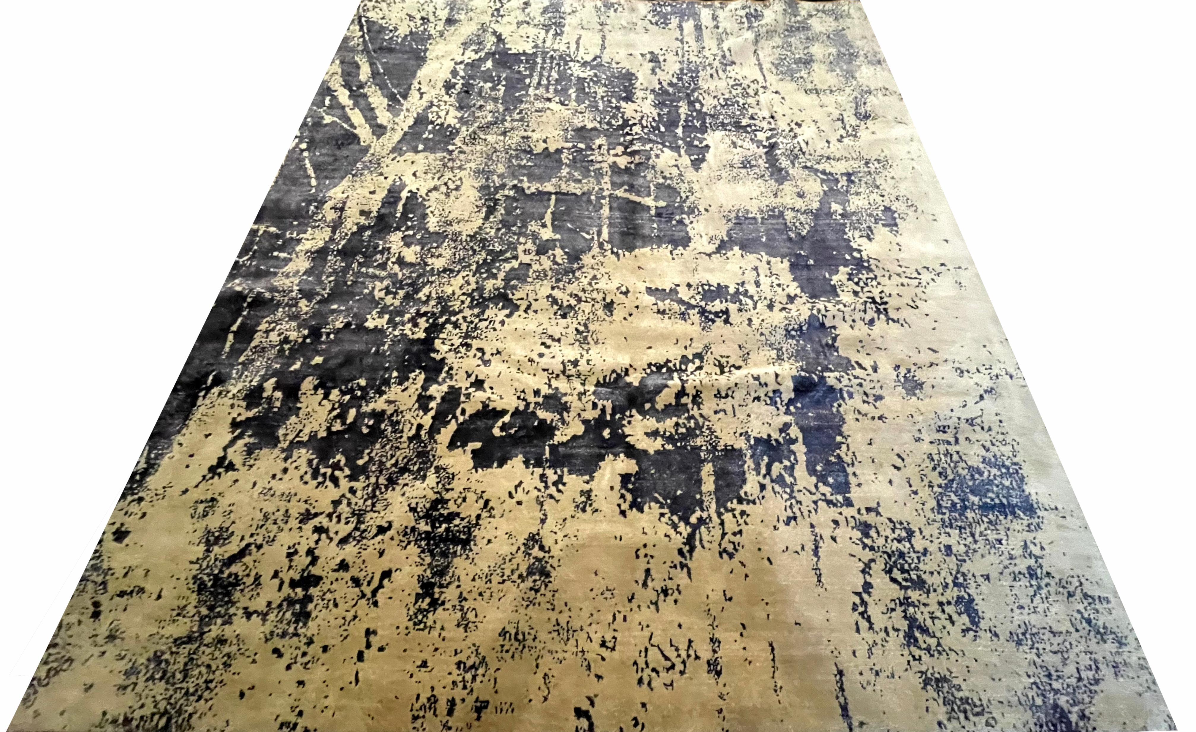Dieser abstrakte Design Teppich hat die ID 529 und ist aus unserer Master-Loom Kollektion. Das Format ist 250cm x 300cm, handgeknüpft und besteht aus einer einzigartigen Mischung aus hochwertiger Wolle und Bambus-Seide, deren natürlicher Glanz