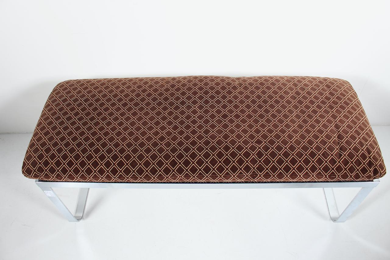 Banc en acier chromé avec coussin en velours cocoa Design In America en vente 4