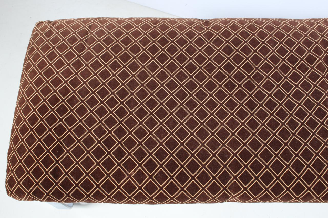 Banc en acier chromé avec coussin en velours cocoa Design In America en vente 10