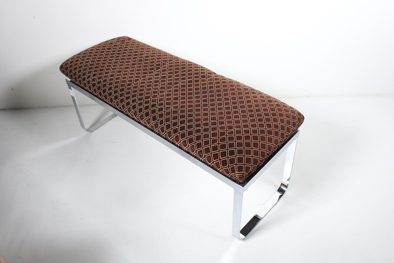 Banc en acier chromé avec coussin en velours cocoa Design In America en vente 1