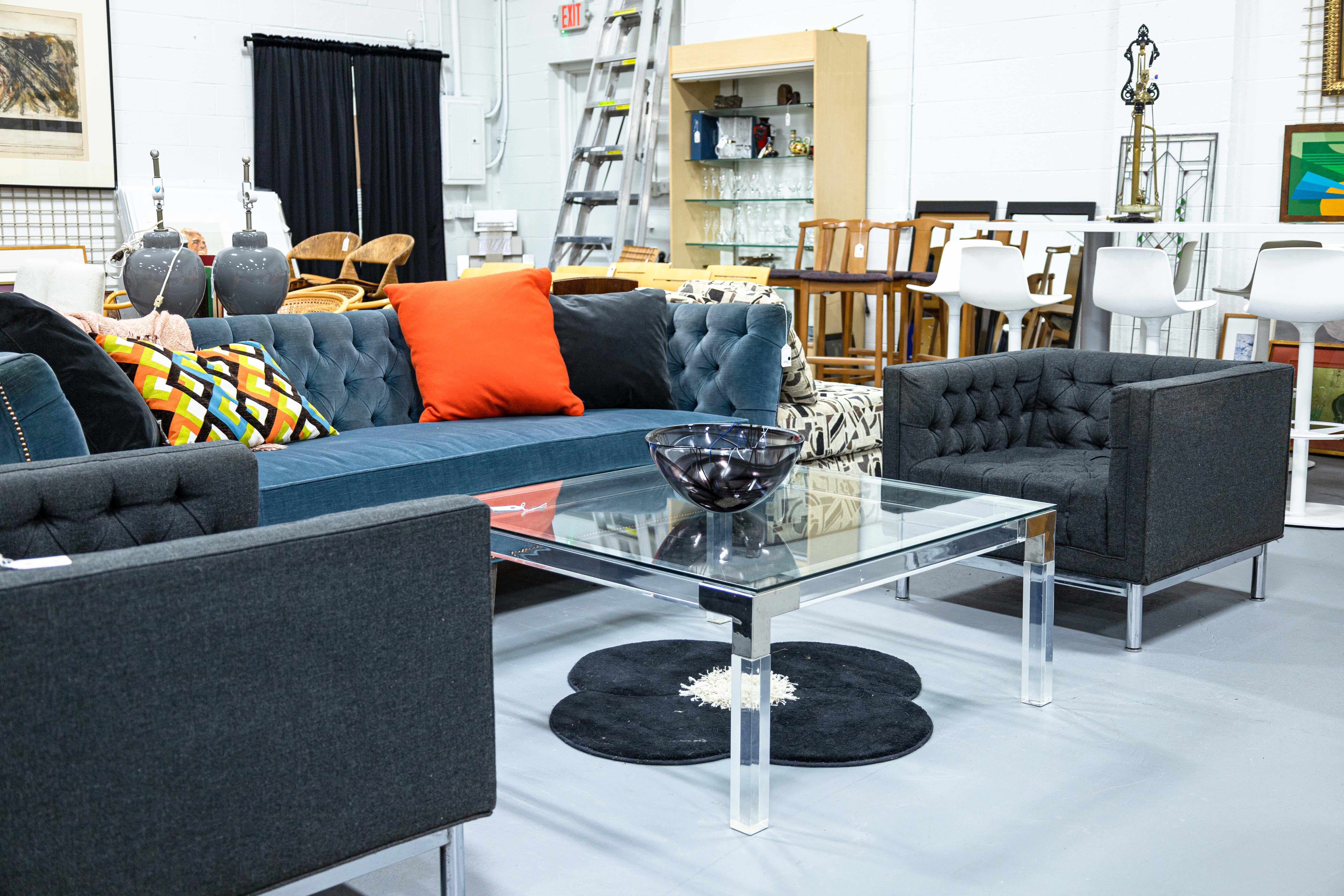 Ein zeitgenössischer moderner Couchtisch des Design Institute America. Dieser schöne Couchtisch in modernem Design verfügt über eine Glasplatte, ein Acrylgestell und Chromakzente. Dieser Tisch besteht aus einer Reihe von quadratischen Formen, sowohl