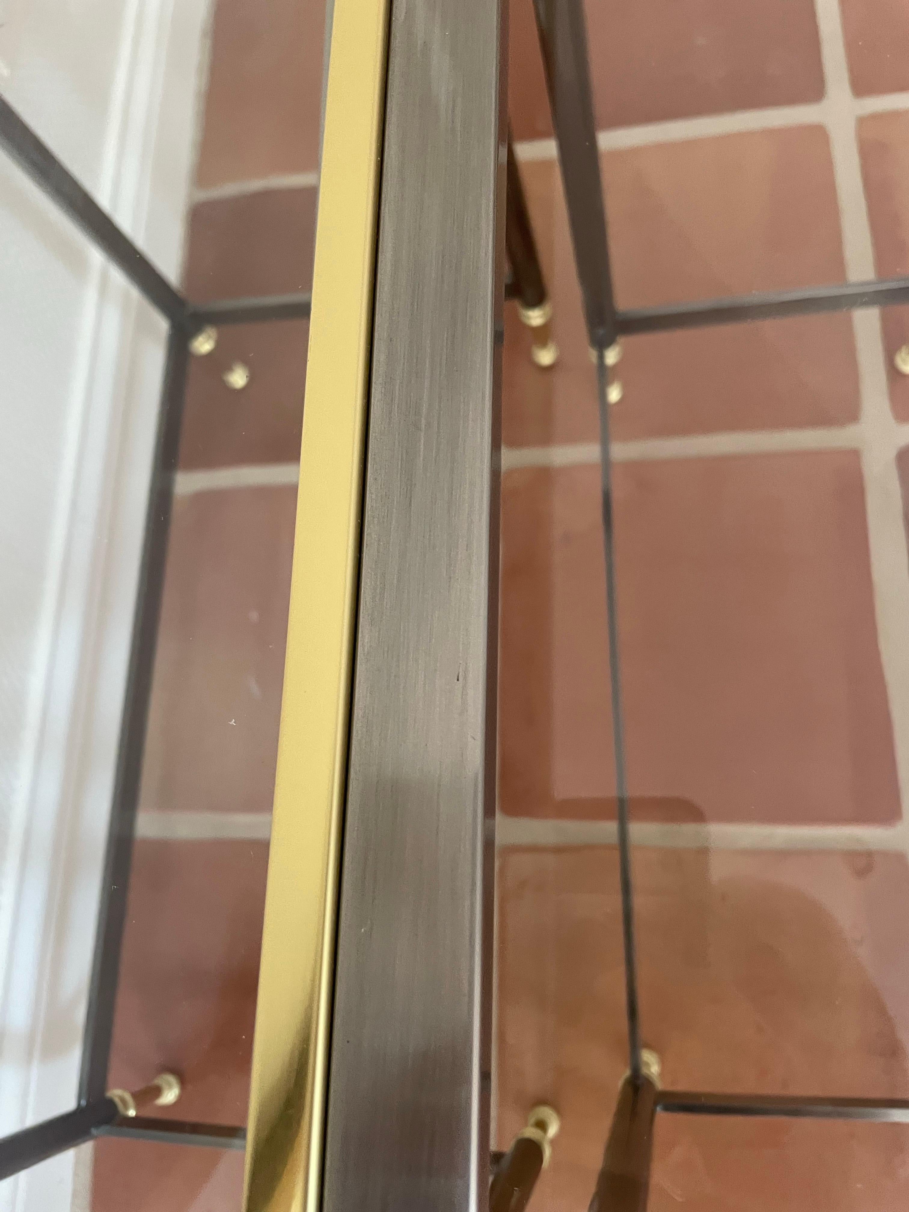 Fine XX secolo Tavoli nidificati in ottone e cromo spazzolato di Design/One in vendita