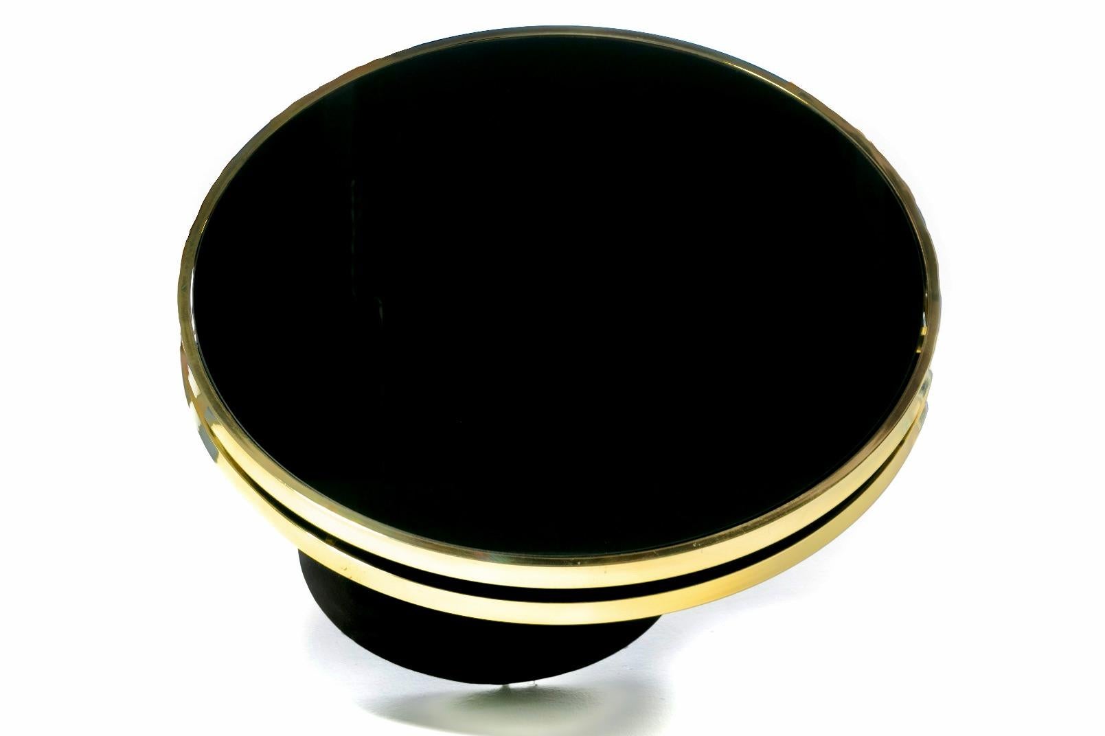Design Institute of America: schwarzer und messingfarbener, sich drehbarer Couchtisch mit zwei Etagen (Postmoderne) im Angebot