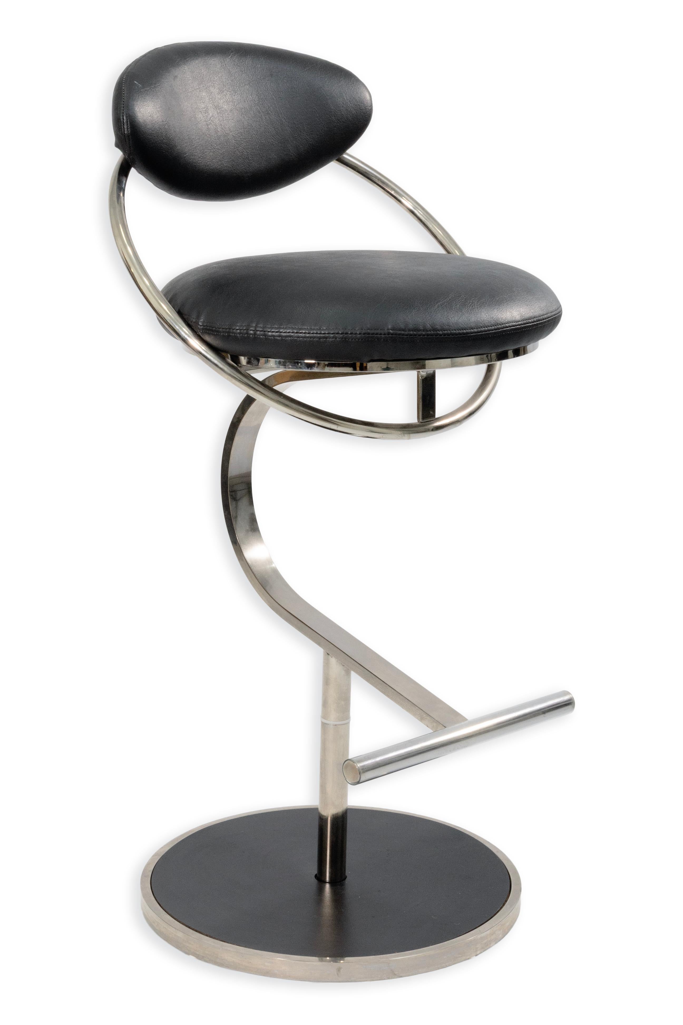 Élégants et sculpturaux, ces tabourets de bar à haut plateau du Design Institute of America incarnent la sophistication moderne. Avec leurs cadres en chrome poli aux courbes audacieuses, leurs bases circulaires et leurs repose-pieds intégrés, ils