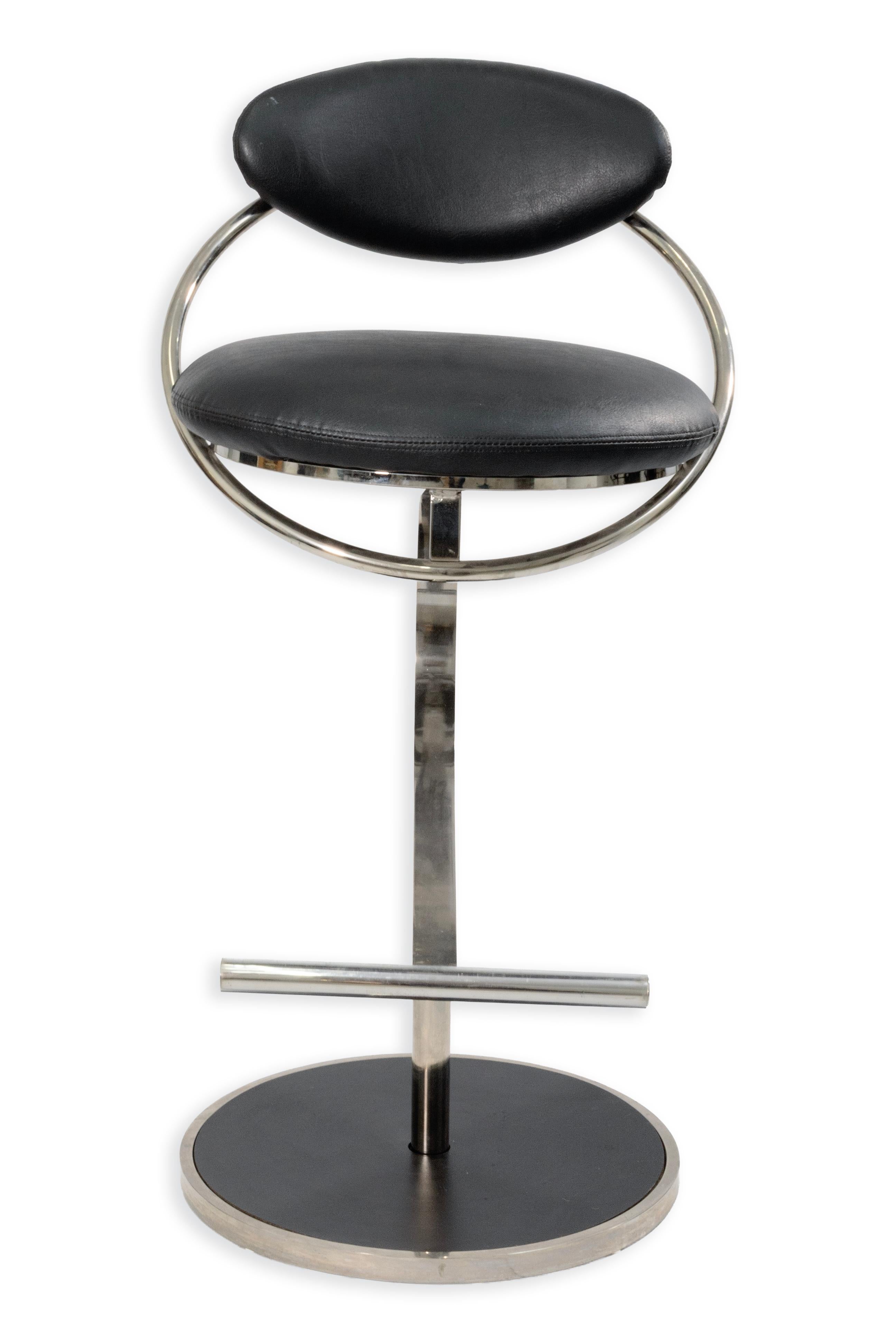 Moderne Design Institute America Tabourets de bar hauts en cuir noir et chrome en vente