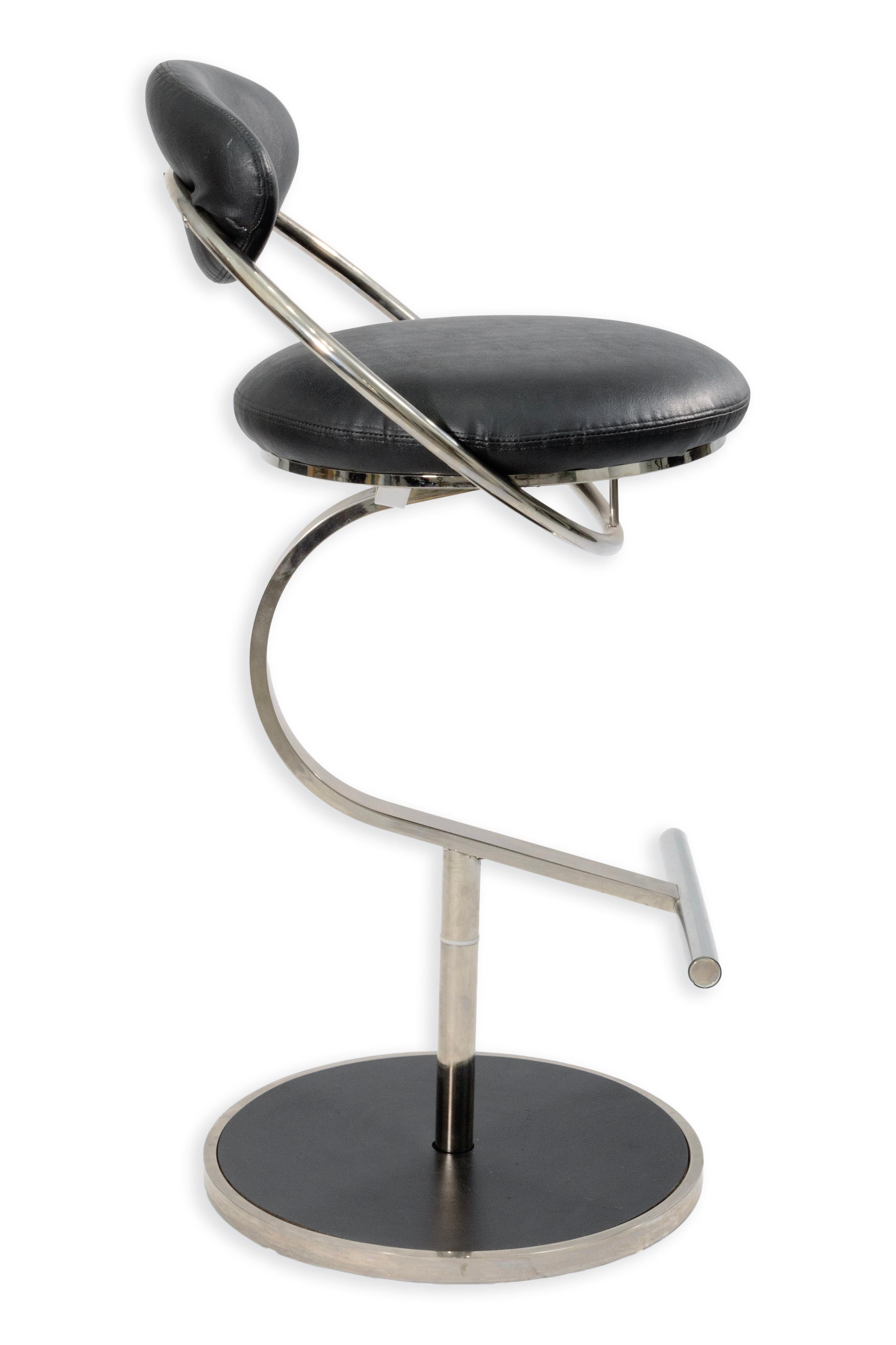 Américain Design Institute America Tabourets de bar hauts en cuir noir et chrome en vente
