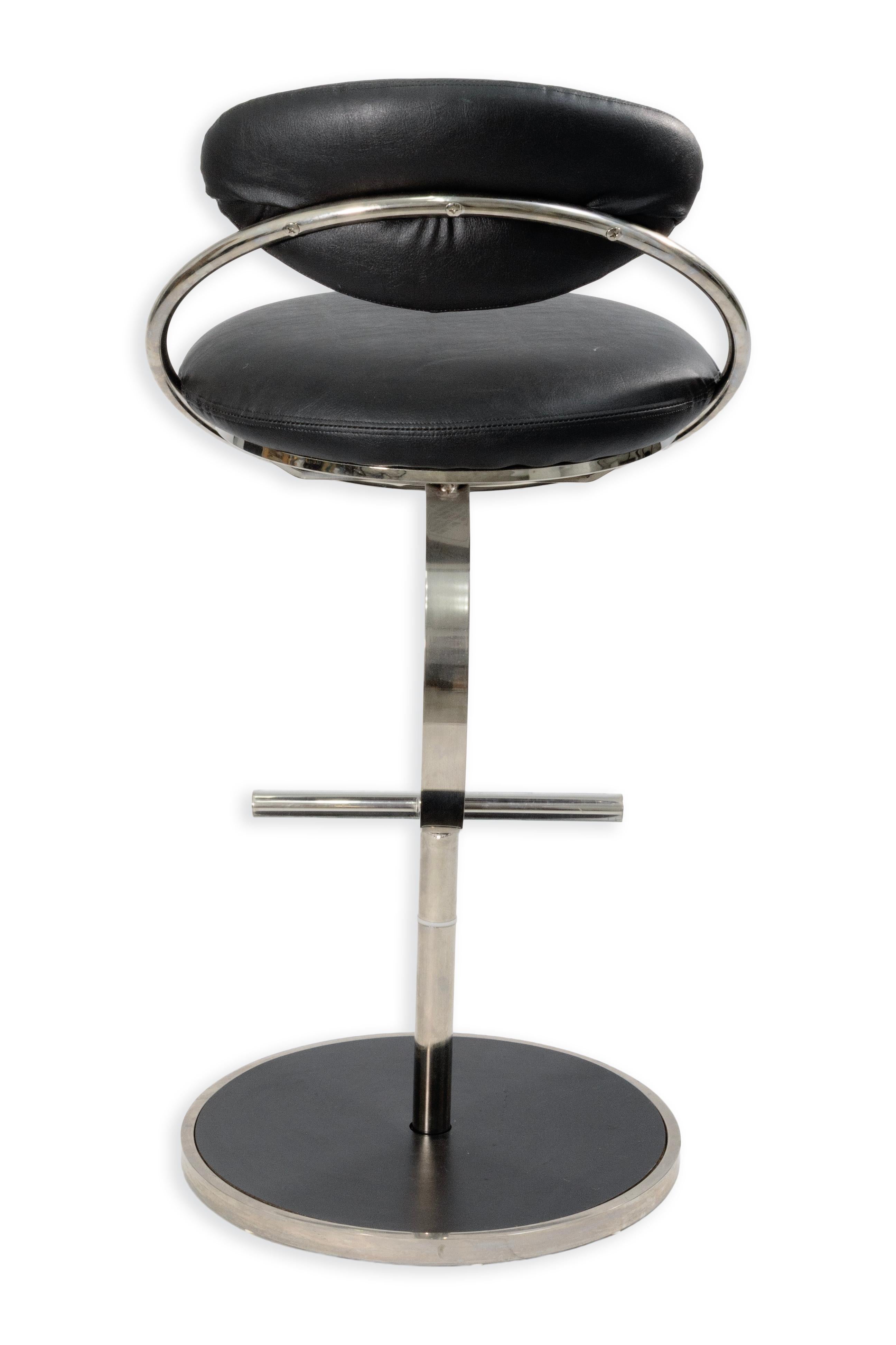 Design Institute America Tabourets de bar hauts en cuir noir et chrome Bon état - En vente à Keego Harbor, MI