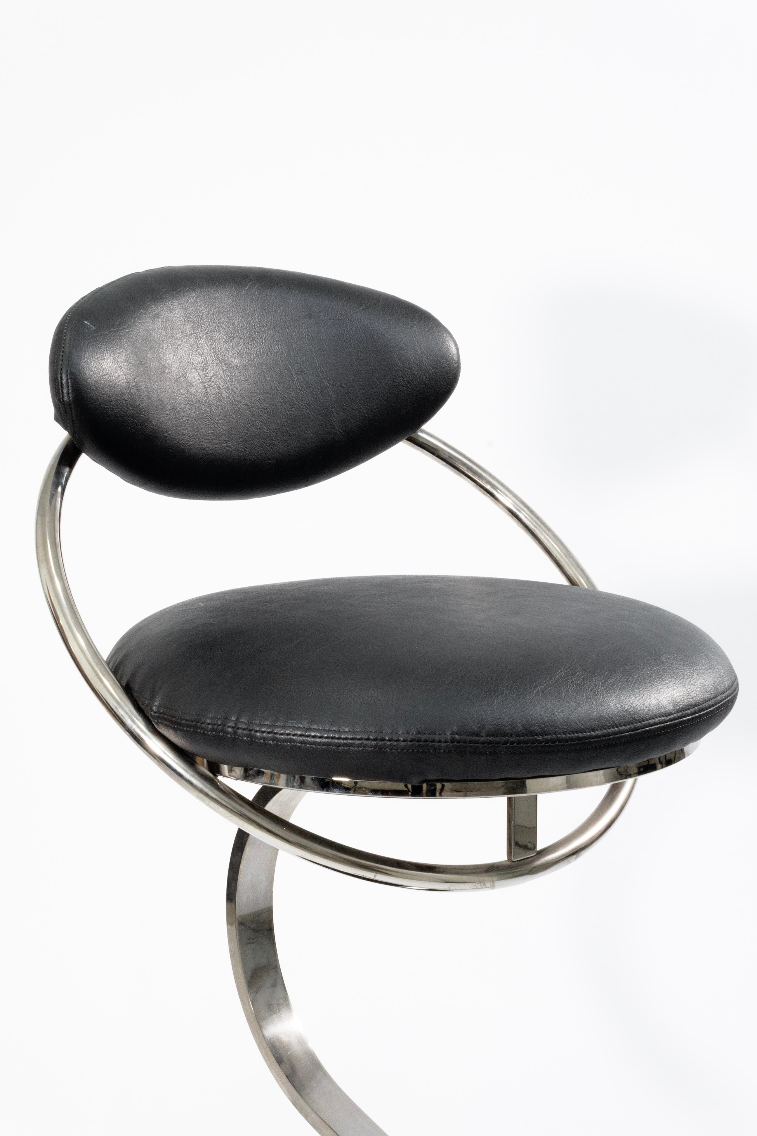 Fin du 20e siècle Design Institute America Tabourets de bar hauts en cuir noir et chrome en vente
