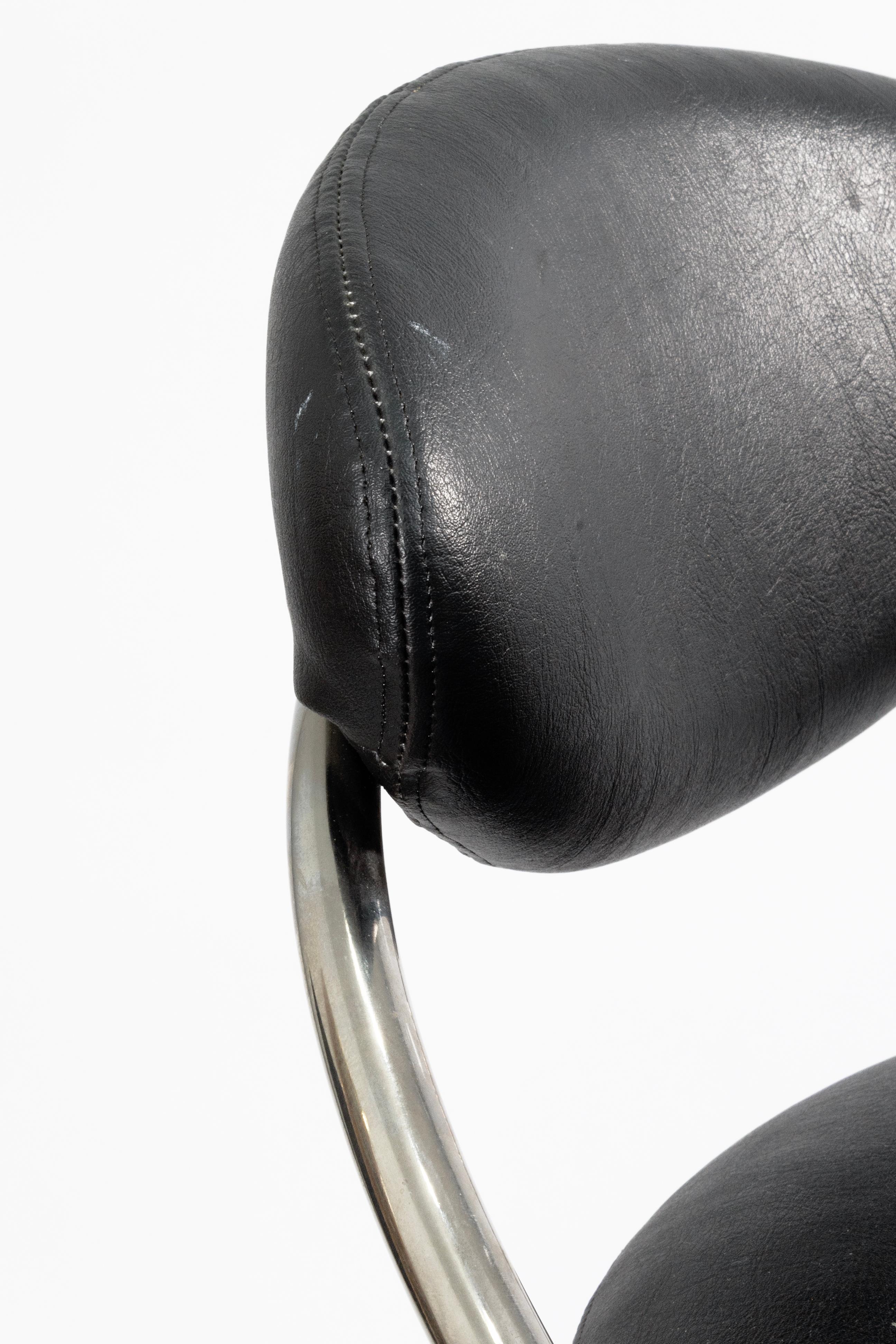 Design Institute America Tabourets de bar hauts en cuir noir et chrome en vente 1