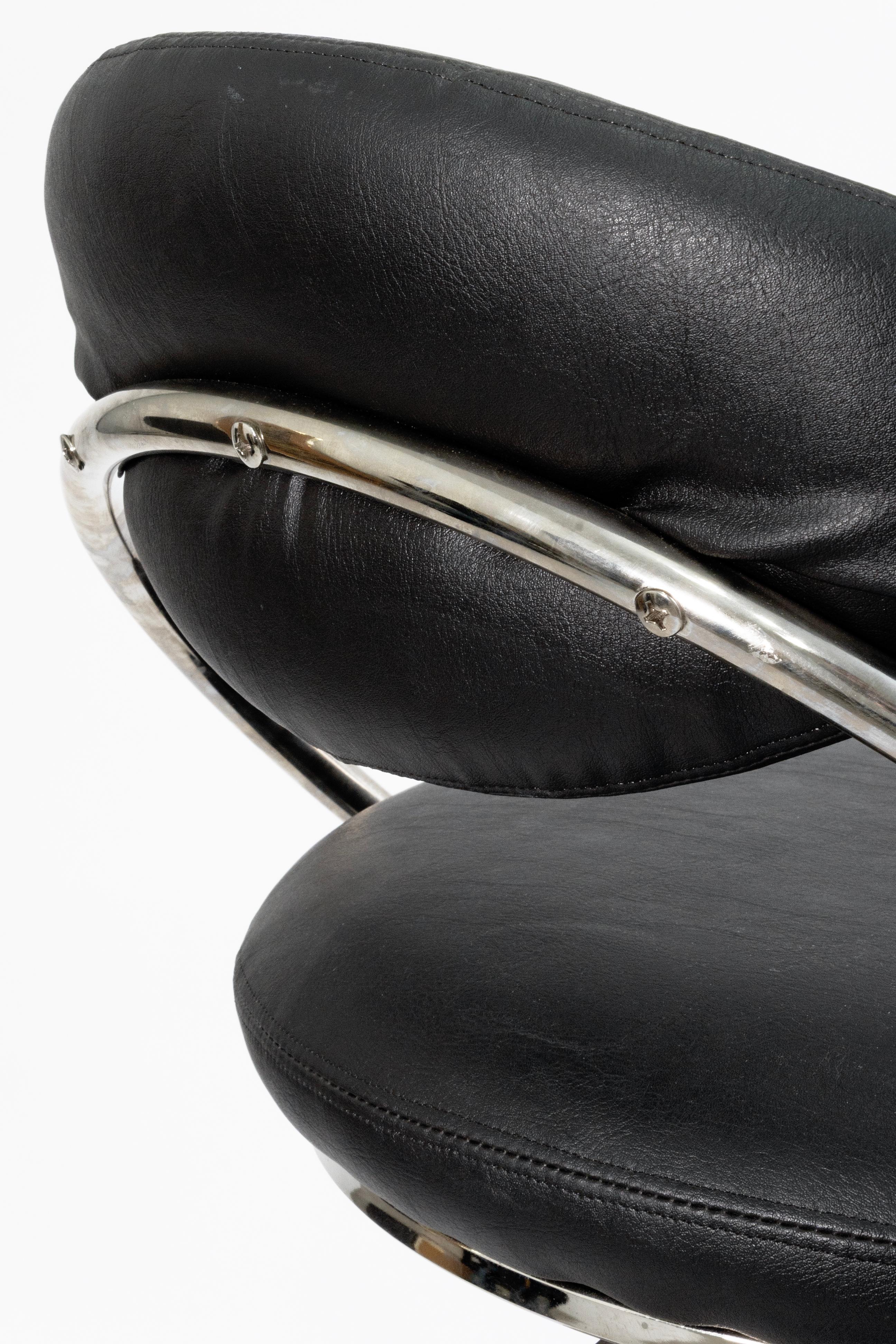 Design Institute America Tabourets de bar hauts en cuir noir et chrome en vente 2