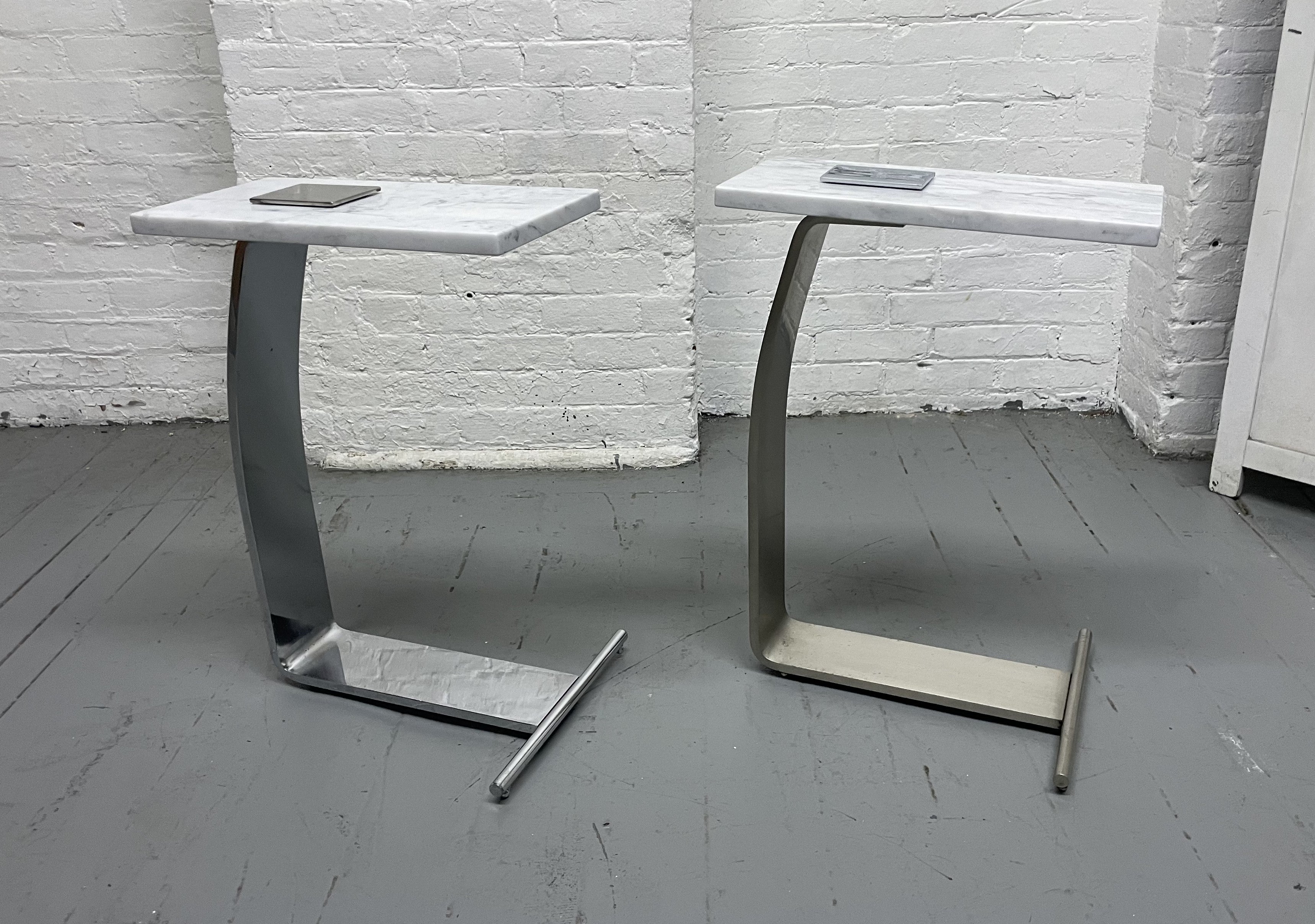 Paire de tables d'appoint en nickel et marbre de Carrare de Design Institute of America.