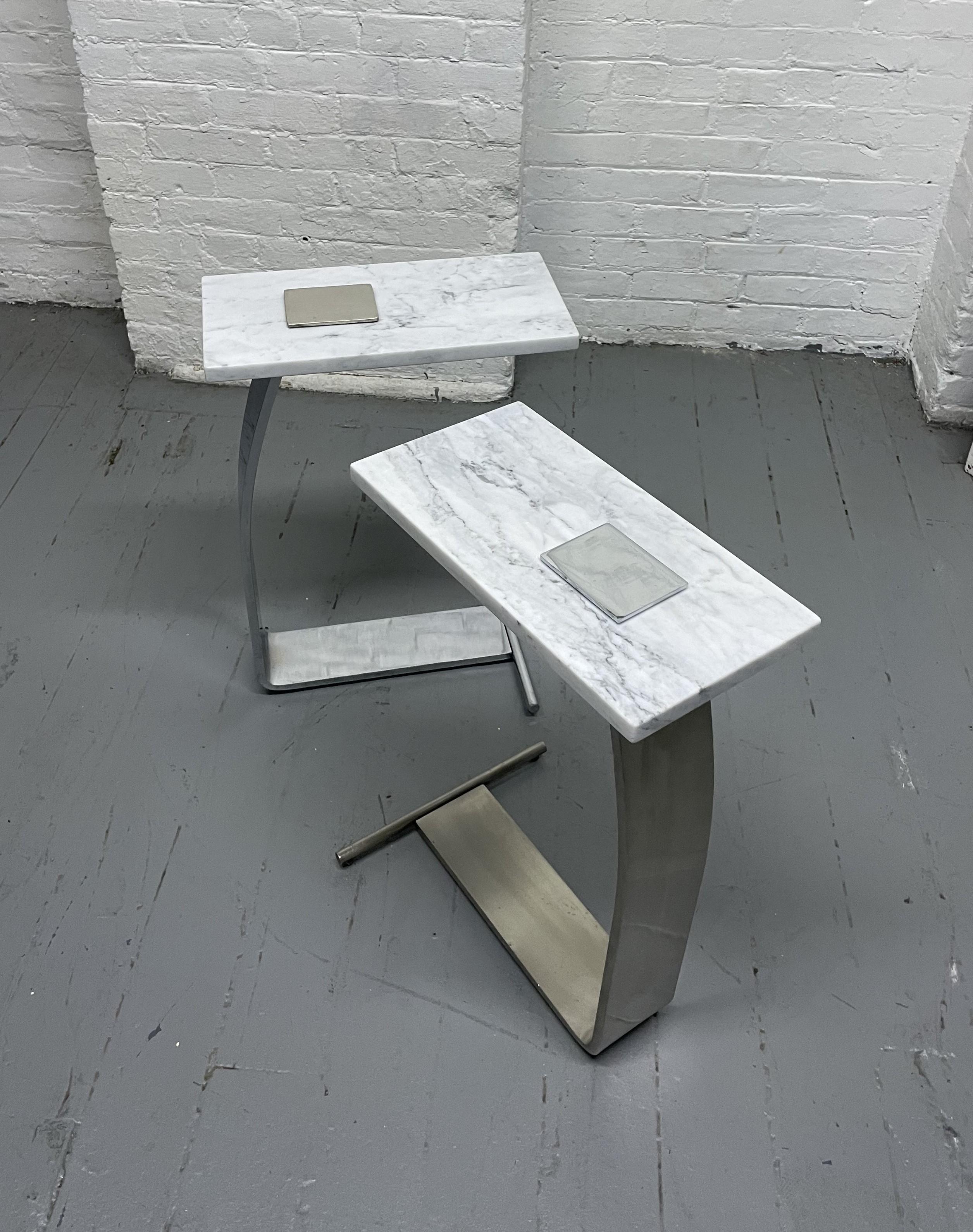 Moderne Tables d'appoint en marbre de Carrare et nickel du Design Institute of America en vente