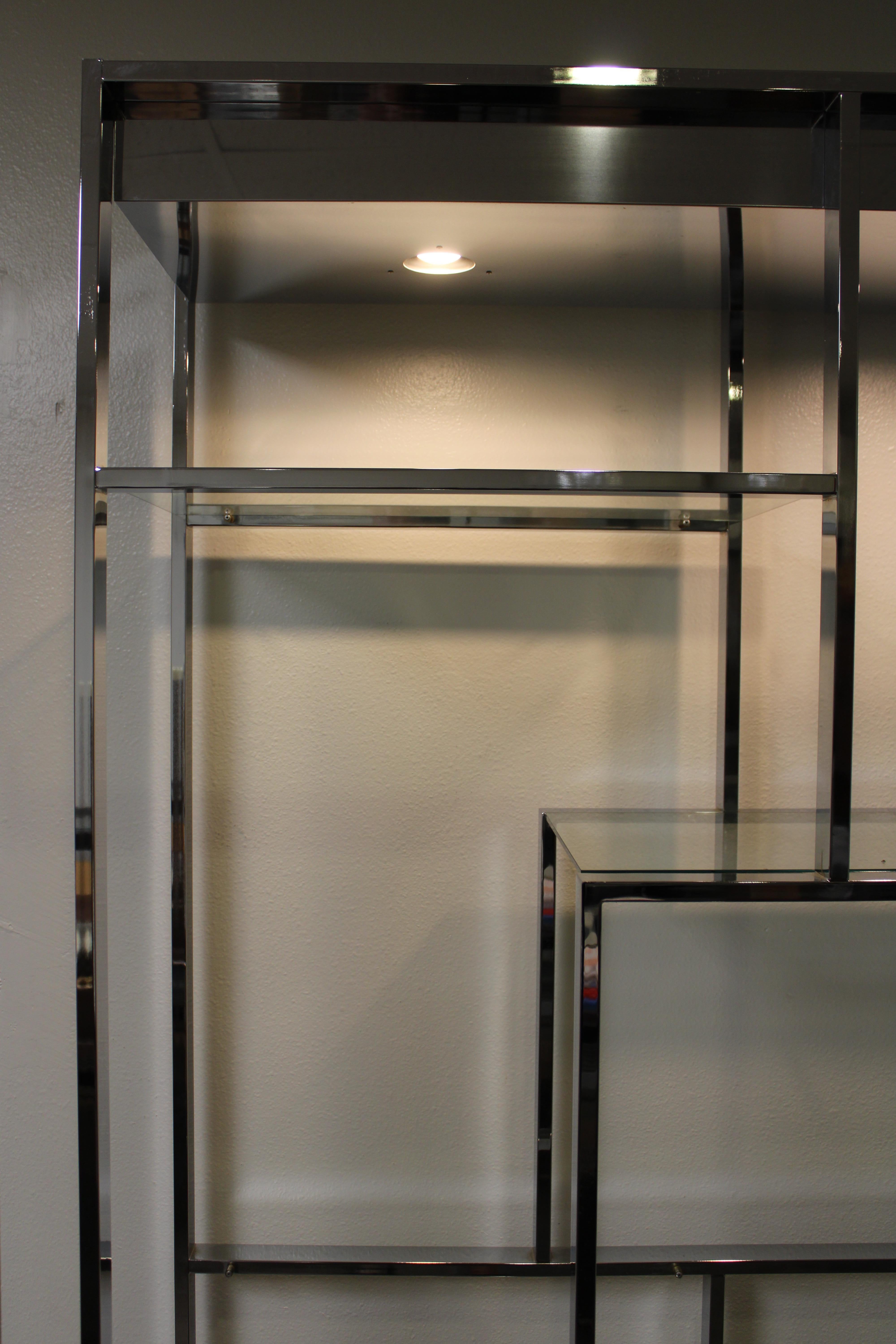 Etagere des Design Institute of America (DIA) aus verchromtem Stahl mit neuen Einlegeböden aus gehärtetem Glas.  Die Etagere hat ein Etikett, das auf 1983 datiert ist.  Chrom ist makellos und beide Leuchten funktionieren.  Oben auf der Etagere