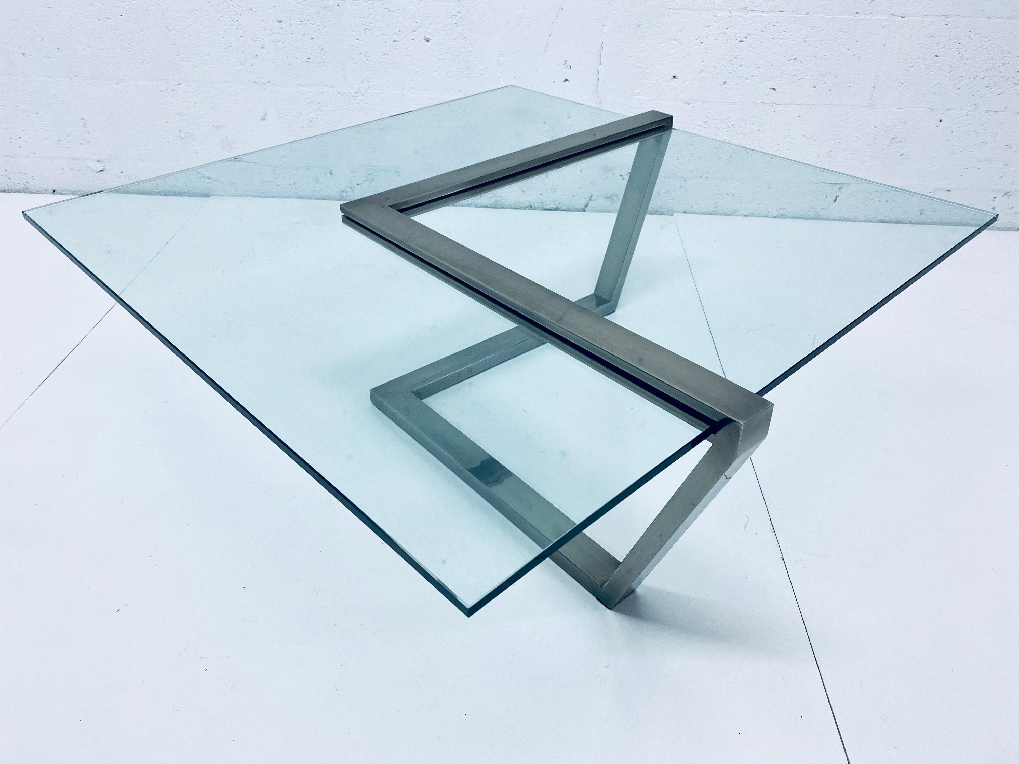 Table basse en verre en porte-à-faux et chrome brossé de Design Institute of America, DIA. Signé.

Dimensions du verre : 39-3/4