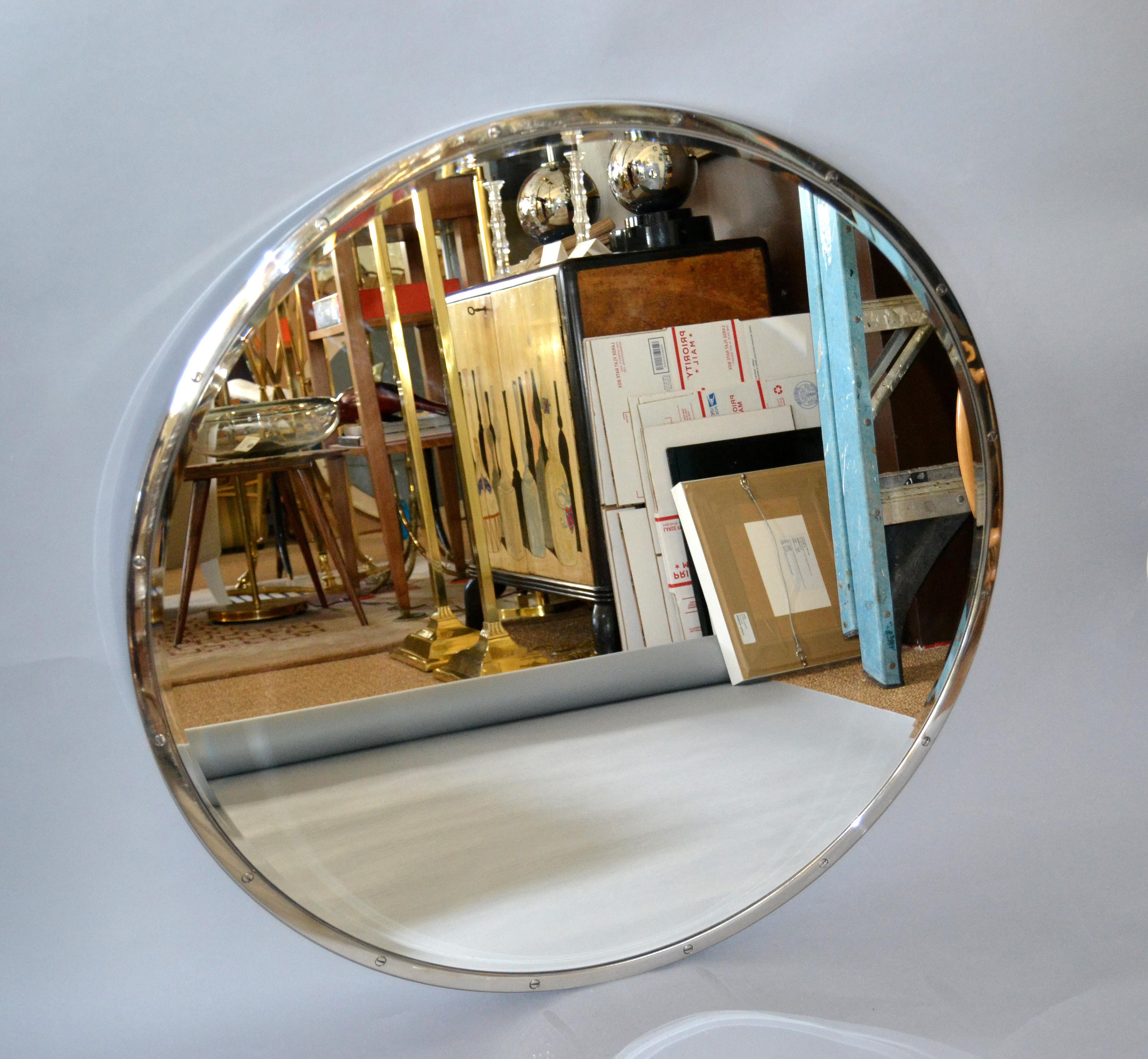 Mid-Century Modern Design Institute of America 'DIA' round beveled mirror in chrome.
Modern design with a stunning look.