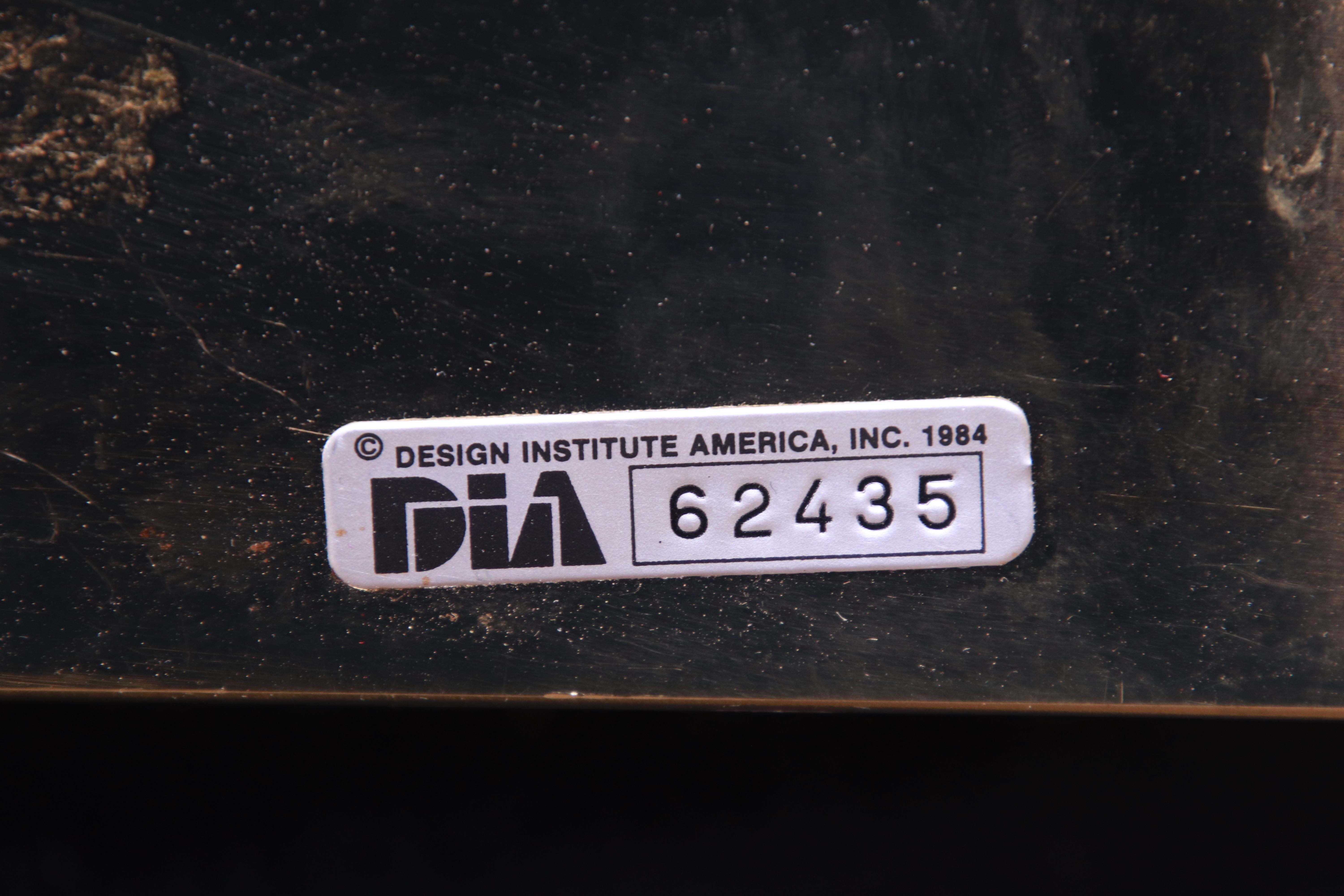 Design Institute of America table basse Hollywood Regency en laiton et verre, 1984 en vente 7