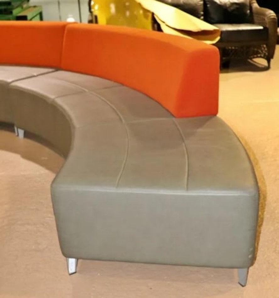 Zweiteiliges Sektionssofa, hergestellt vom Design Institute of America. Halbkreisförmige Sofas, jeweils 99 Zoll groß.
Bitte bestätigen Sie den Standort NY oder NJ.