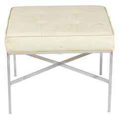 Banc carré en vinyle blanc touffeté de boutons et chrome du Design Institute of