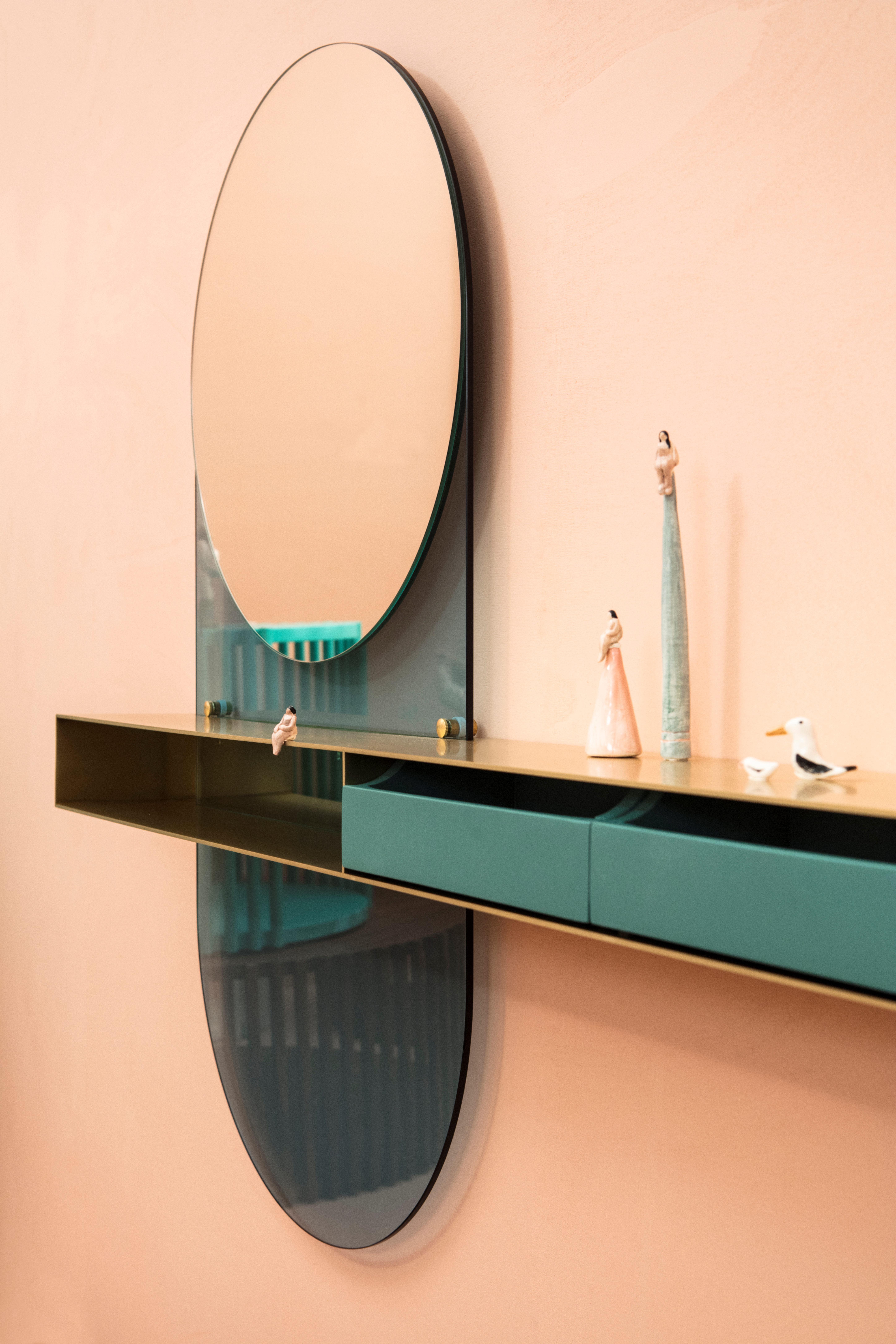 Vivian is a contemporary Beauty Desk, it can be a Makeup Table, a Writing Table, and even a mirror. Vivian mirror is a mirror with a jewelry shelf. An elegant and precious complement that can highlight an entrance hall, a bedroom or a bathroom.