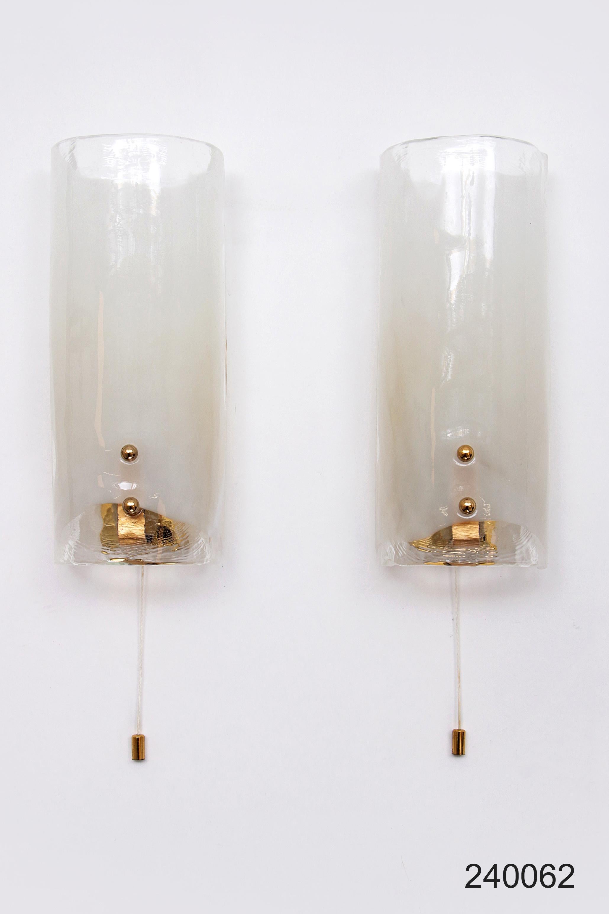 Design Kalmar glass wall lamp set with brass details For Sale 6
