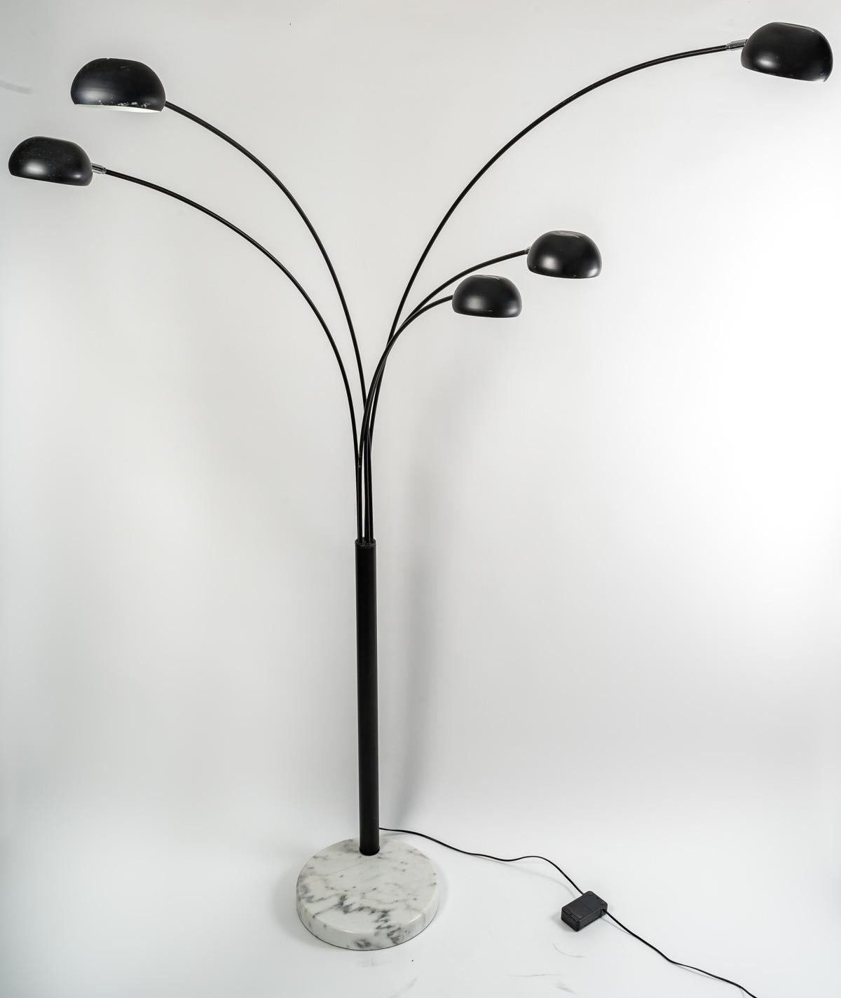 Design lamp from the 1990s in metal and marble base, 5 branches, 5 lights, adjustable.
Measures: H: 210 cm, W: 120 cm, D: 36 cm.