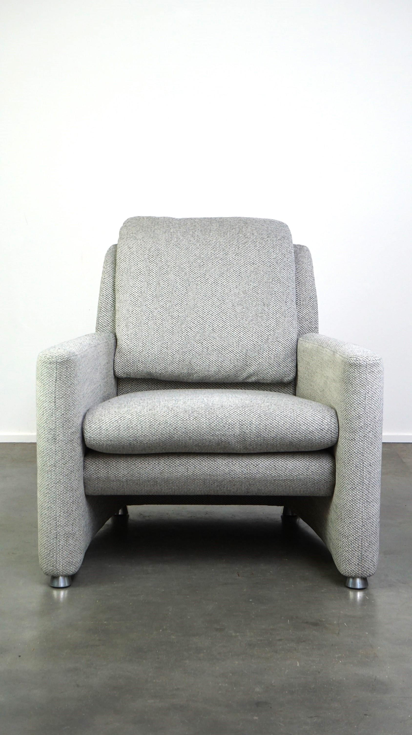 Dieser erstaunliche Leolux Fidamigo Design-Sessel hat ein wunderschönes, schlichtes Design und ist eine zeitlose Ergänzung für fast jeden Einrichtungsstil. Er ist mit einem dicken, strapazierfähigen grauen Stoff gepolstert und bietet einen hohen