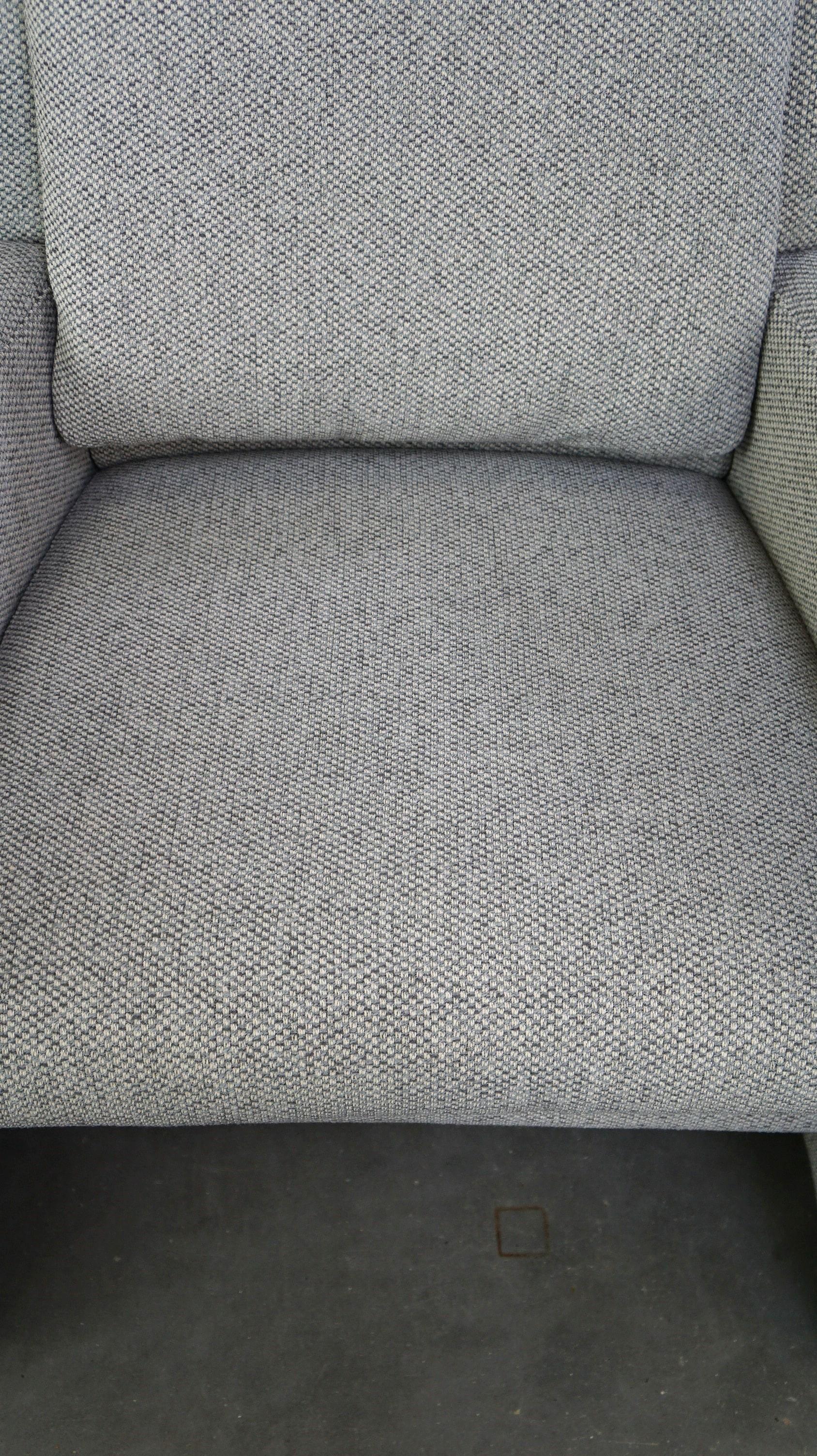 Design Leolux Sessel Modell Fidamigo in dickem grauem Stoff im Angebot 1