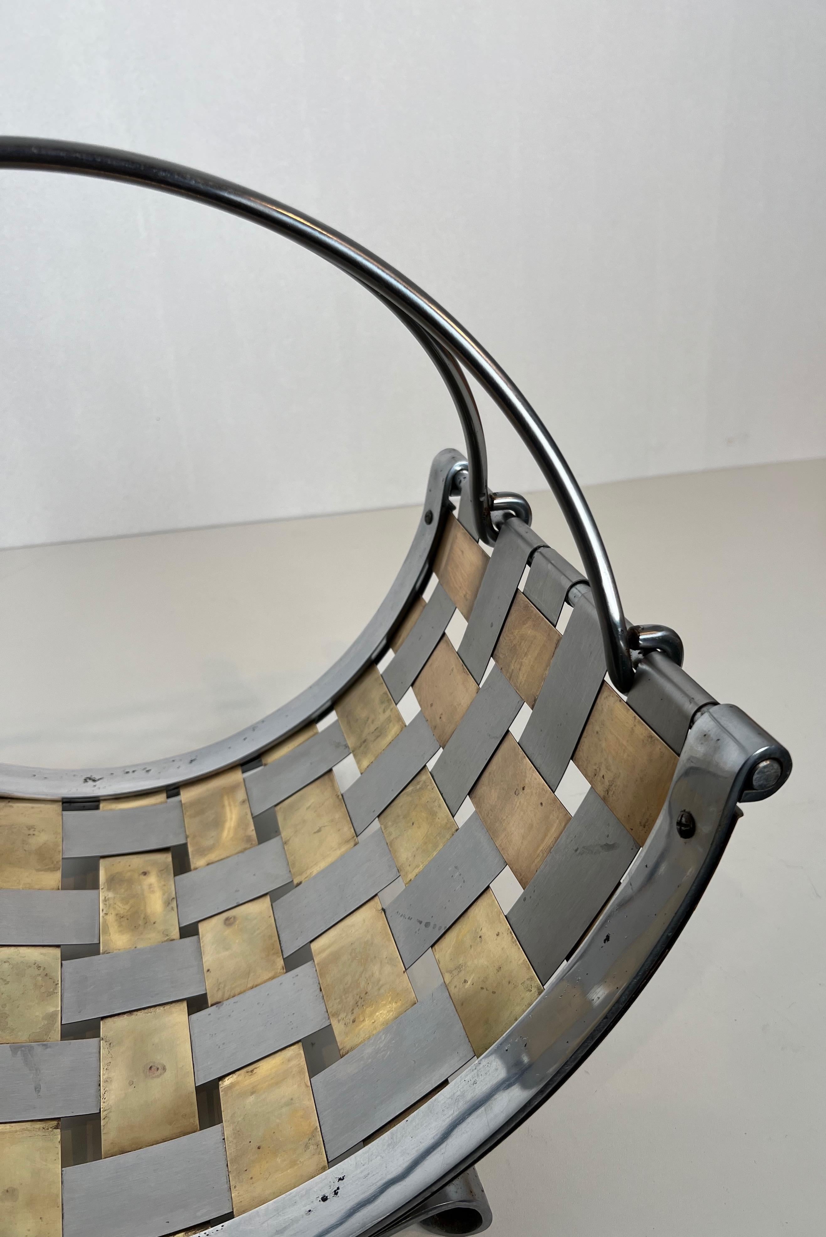 Design logs holder made of intersecting brass and chrome strips. Circa 1970 For Sale 3