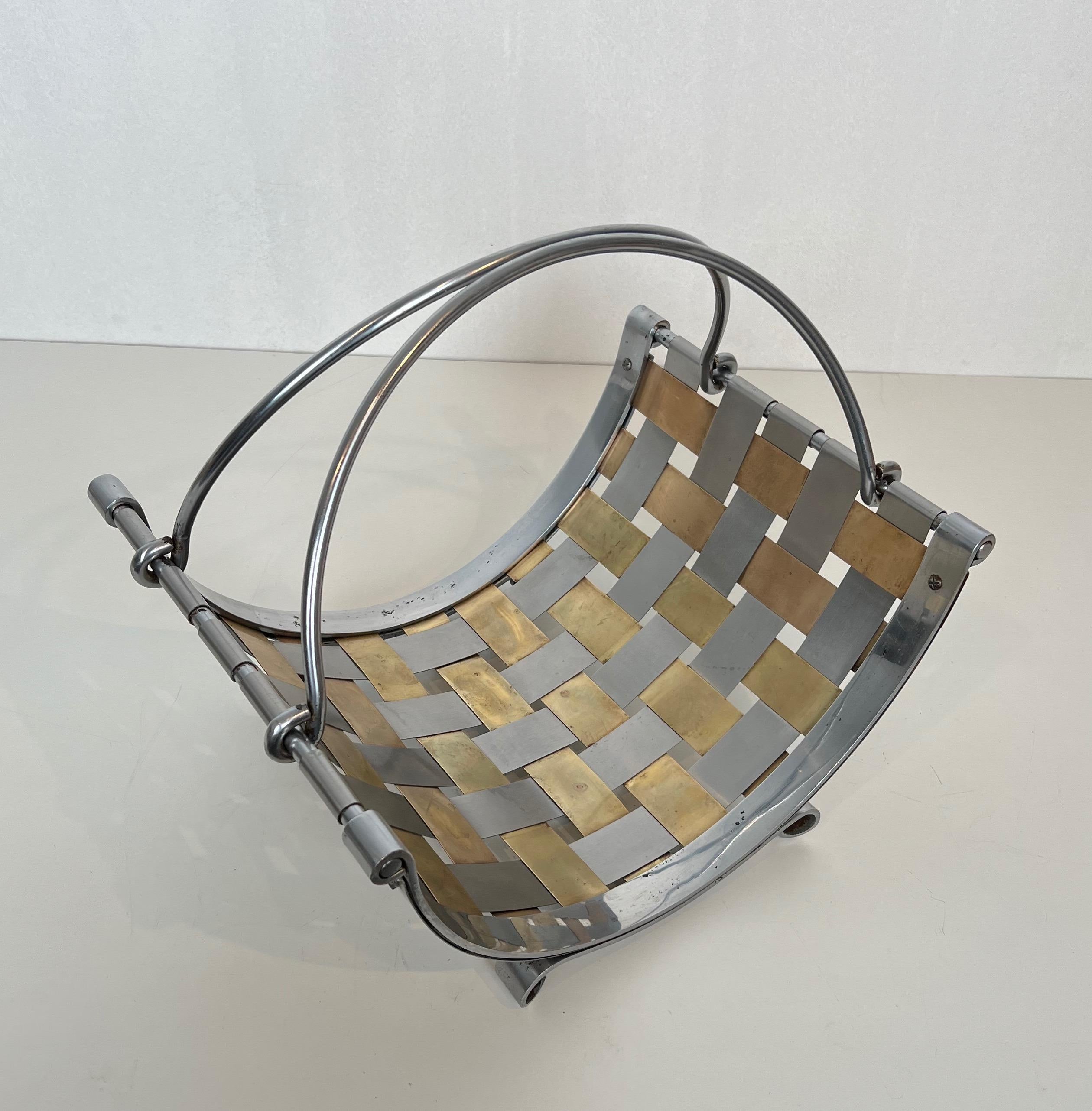 Design logs holder made of intersecting brass and chrome strips. Circa 1970 For Sale 4