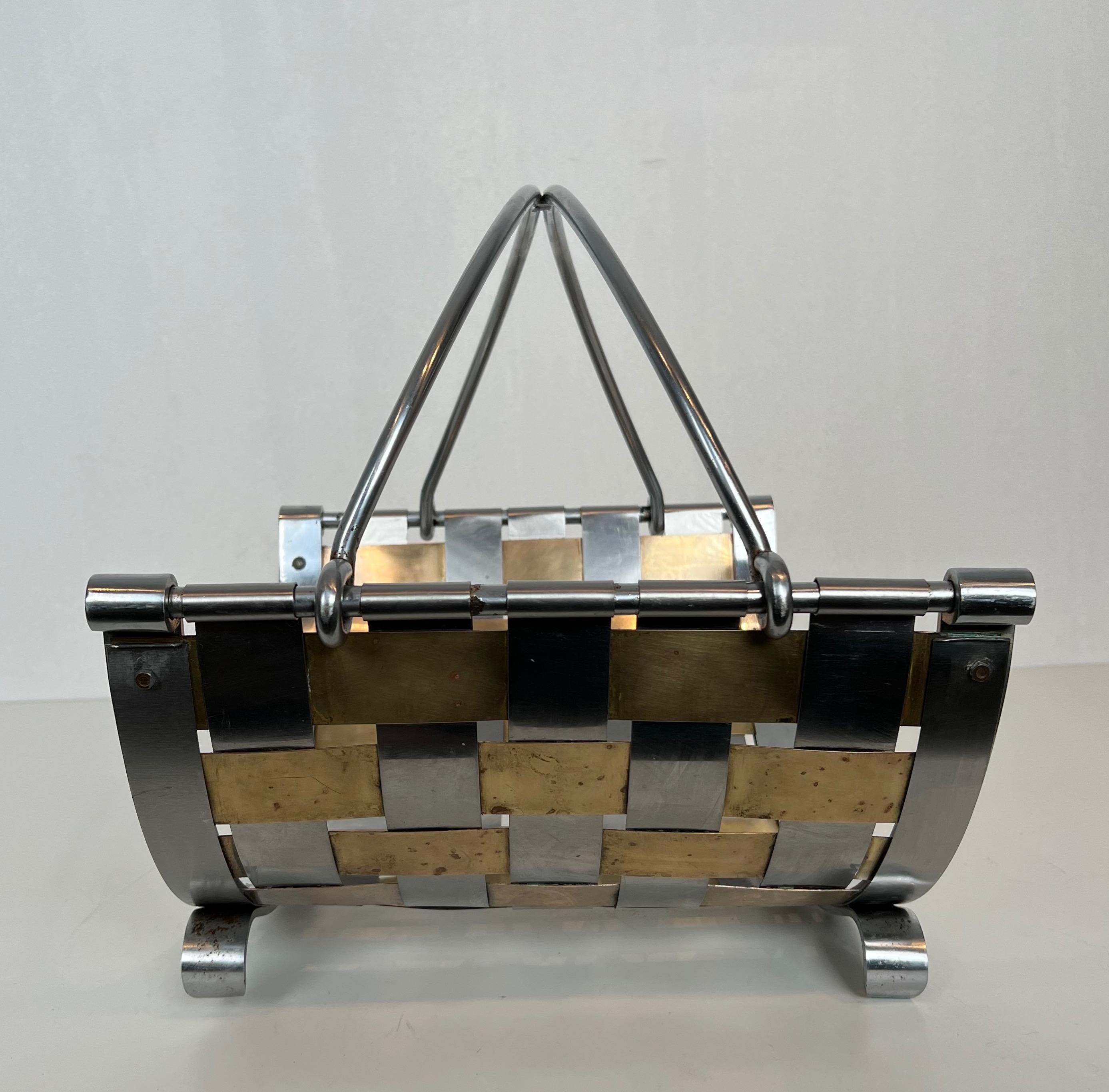 Design logs holder made of intersecting brass and chrome strips. Circa 1970 In Good Condition For Sale In Marcq-en-Barœul, Hauts-de-France