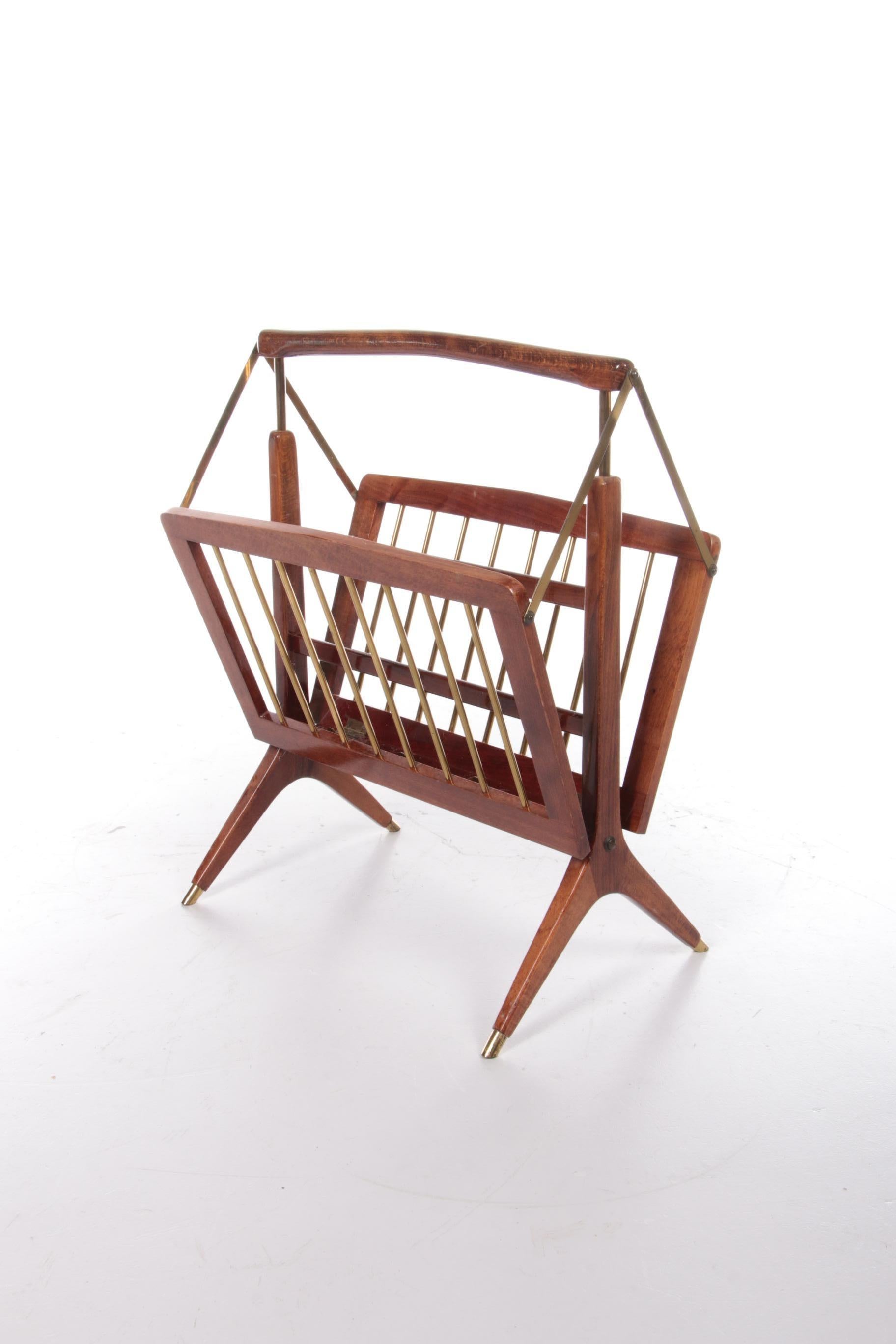 Beautiful design magazine rack designed by Cesare Lacca from Italy in the 60s.

The rack is made of brass with walnut wood. The storage rack is collapsible.

This is a really nice rare find, still in top condition.