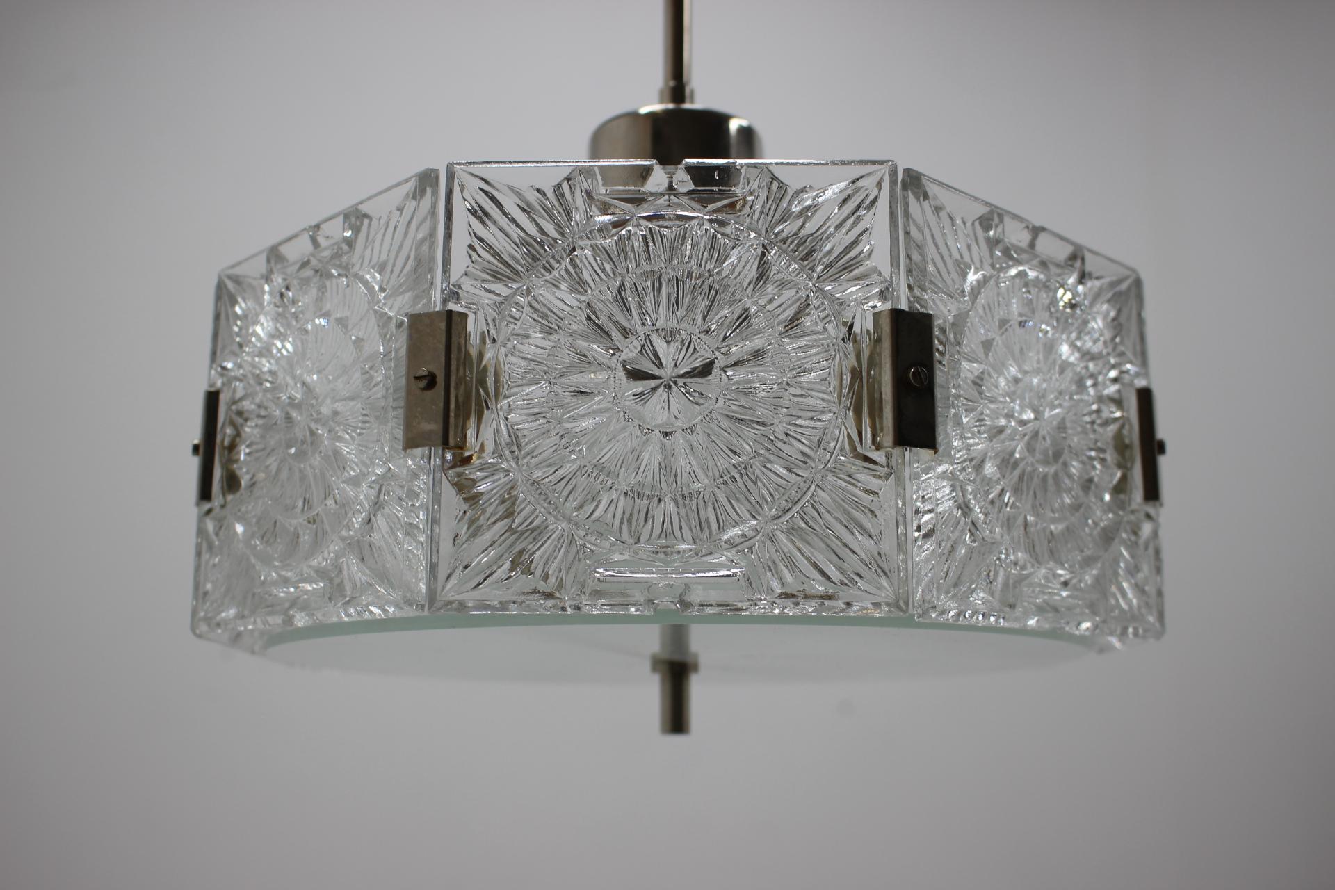 Lampe à suspension en verre au design mi-siècle par Kamenicky Senov, 1970, jusqu'à six pièces Bon état - En vente à Praha, CZ