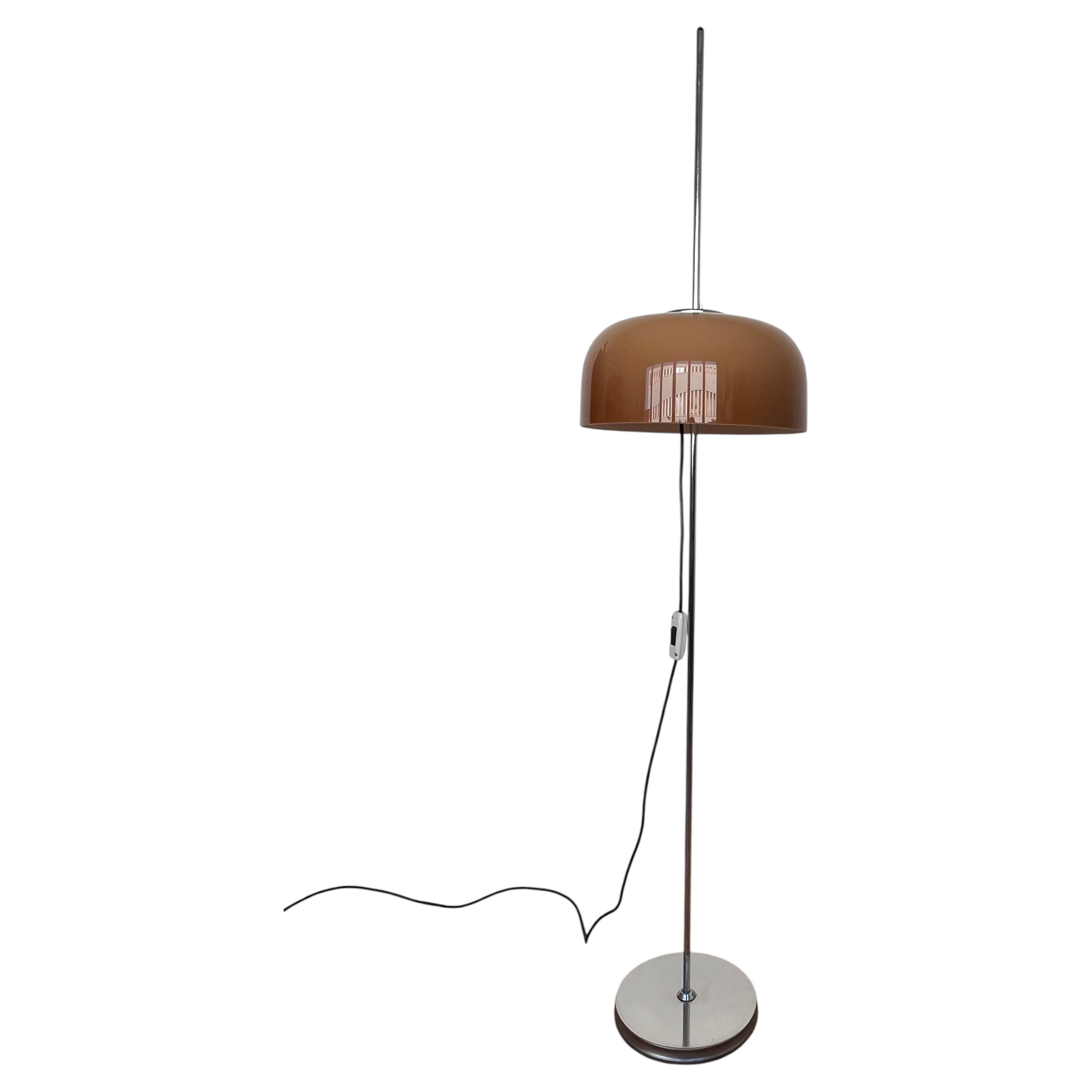 Lámpara de pie de diseño de mediados de siglo Harvey Guzzini Meblo , Italia años 70