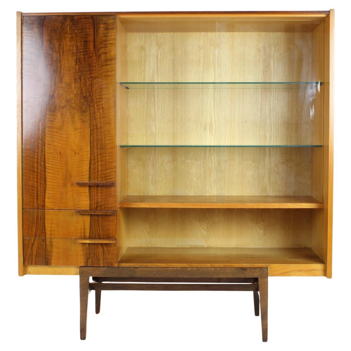 Rara libreria della metà del secolo scorso, realizzata da František Mezulánik per UP Závody, negli anni '60.
Realizzato in Wood.
Pulito, applicato olio ravvivante, presenta segni dell'età, nel complesso in ottimo stato.
