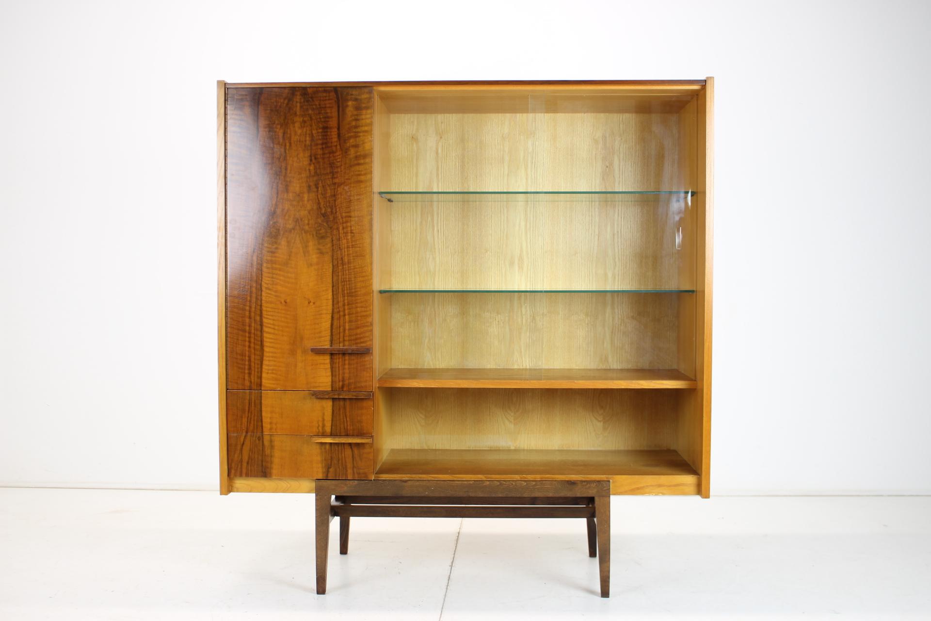 Libreria di design del Medioevo di František Mezulánik, Cecoslovacchia, anni '60 In condizioni buone in vendita a Praha, CZ