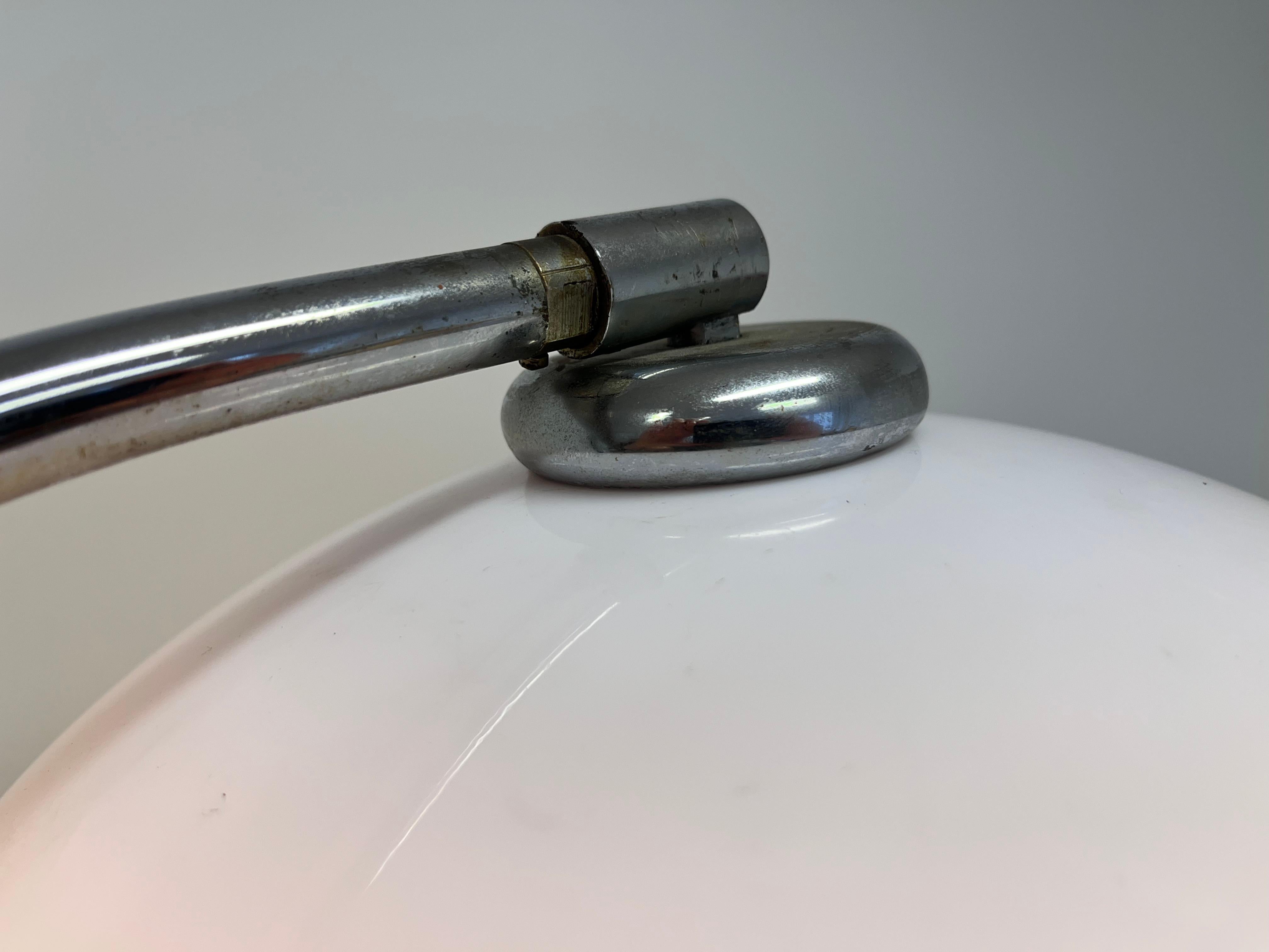 - 1970s 
- Made of chrome, plastic shade
- orginal condition withj sines of use, see the photos
- some scratches on base
- adjustable
jr