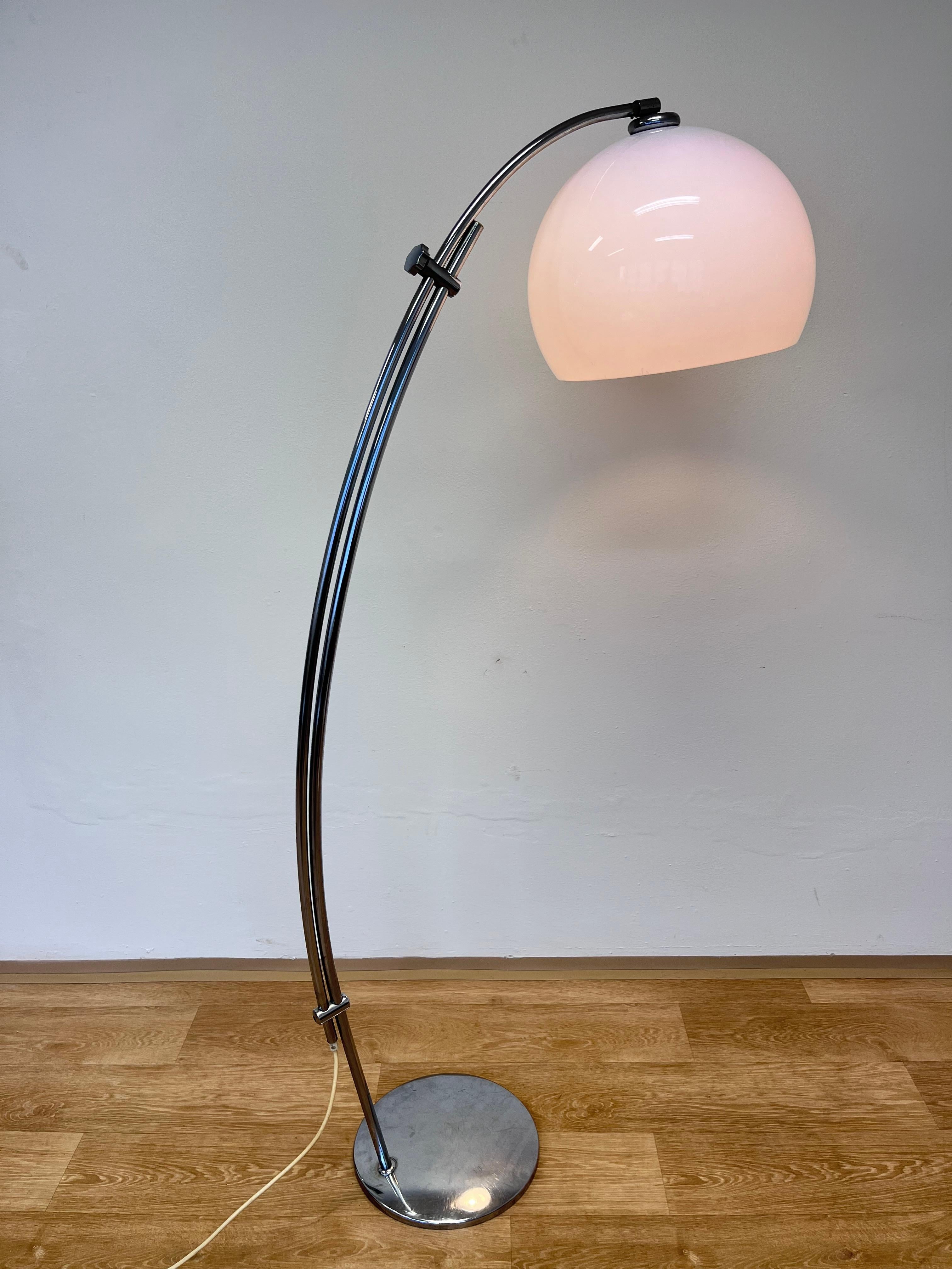 Design Midcentury Harvey Guzzini Style Adjustable Floor Arc Lamp, Around 1970 In Good Condition For Sale In Praha, CZ
