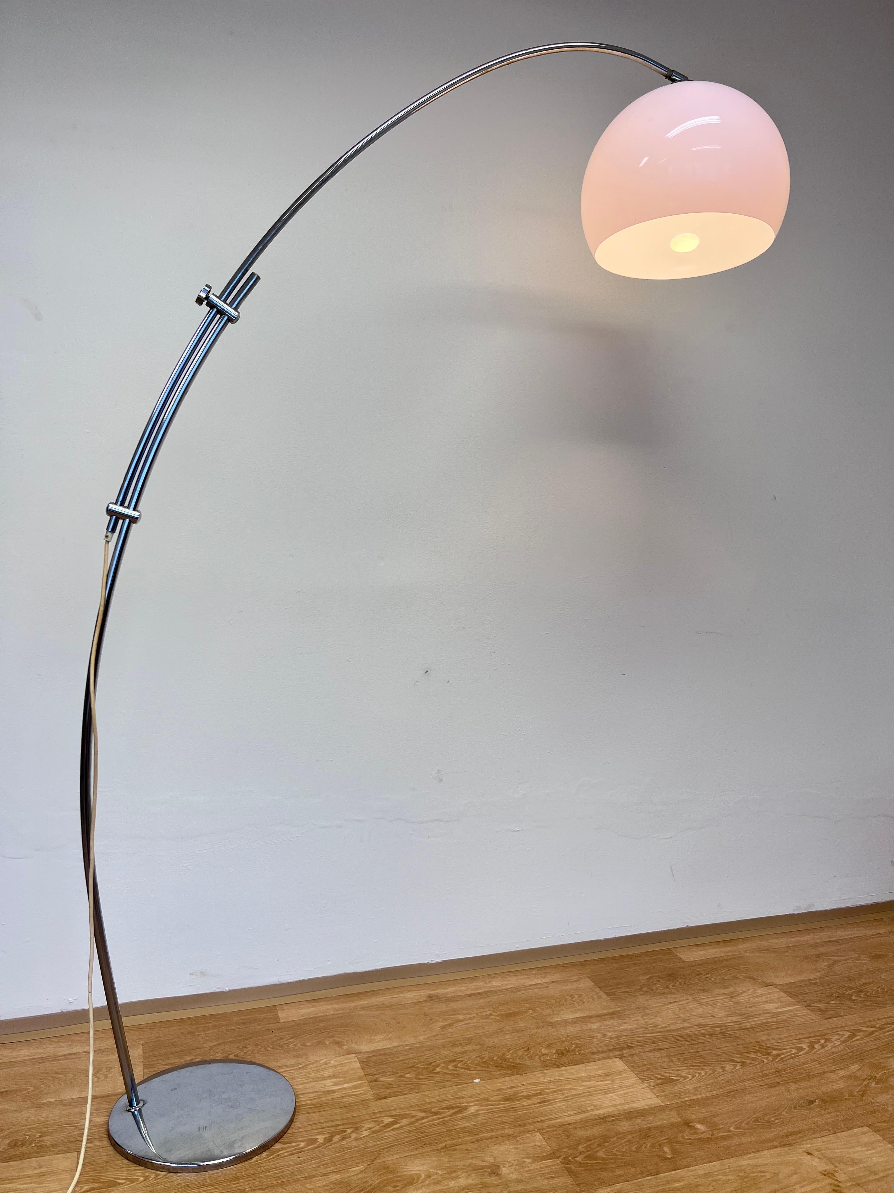 Design Midcentury Harvey Guzzini Style Adjustable Floor Arc Lamp, Around 1970 For Sale 1